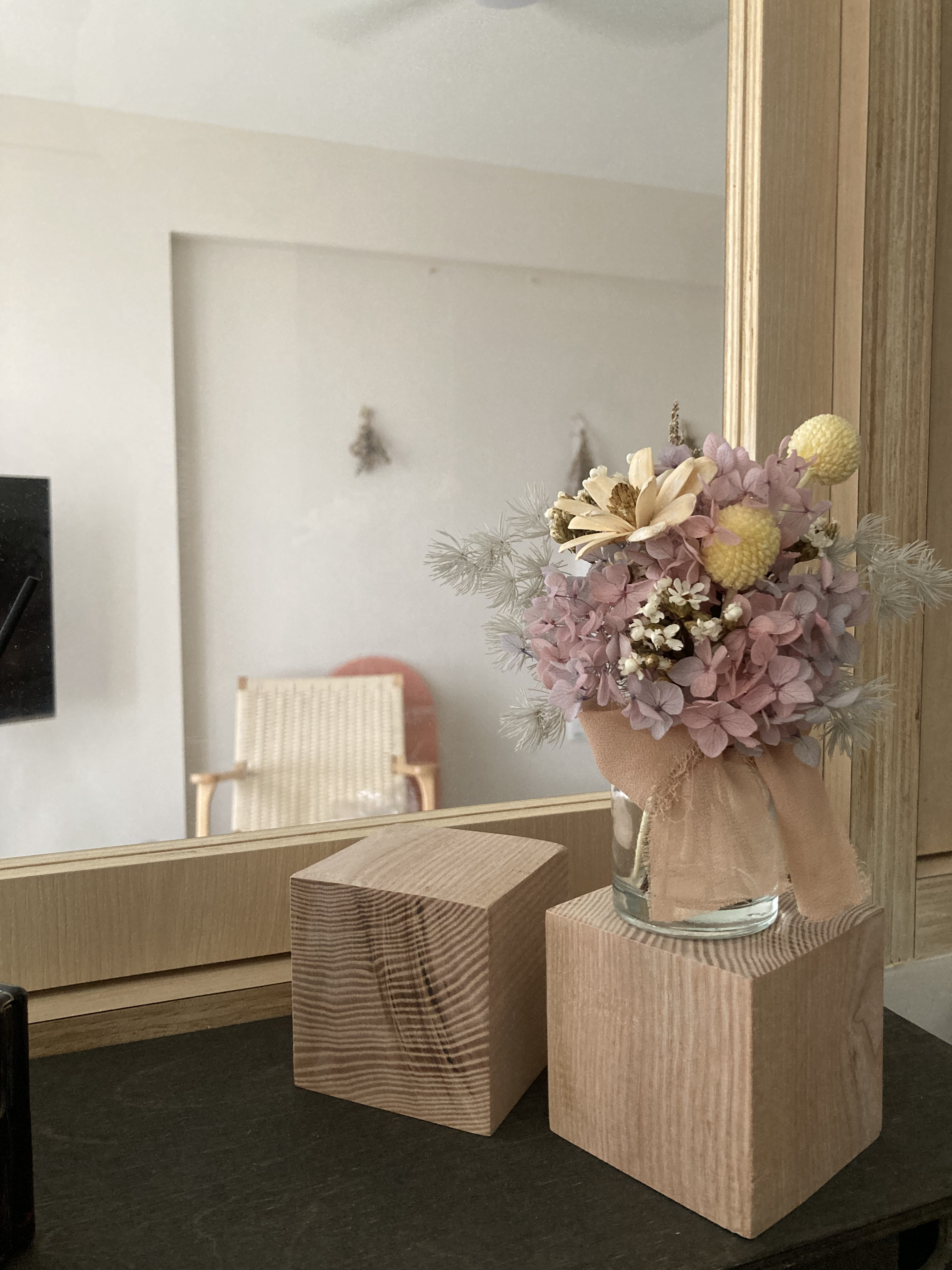 Live plants and dried flowers to beautify your home - vase, floral arrangement, wooden cubes, pastel flowers, light pink