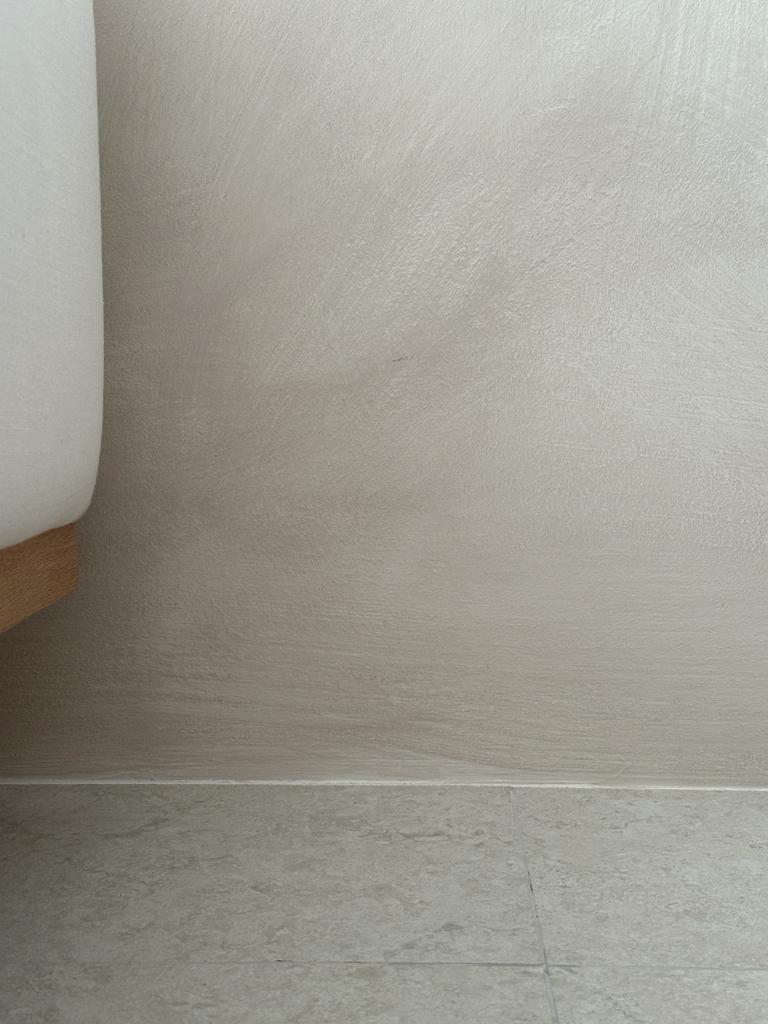 Living room : Japandi, Wabi-sabi minimalist  - Light-colored wall, minimalist design, textured surface, soft lighting, modern