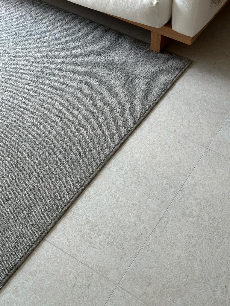 Living room : Japandi, Wabi-sabi minimalist  - Grey textured area rug, light gray tiled floor, modern minimalist design, cozy