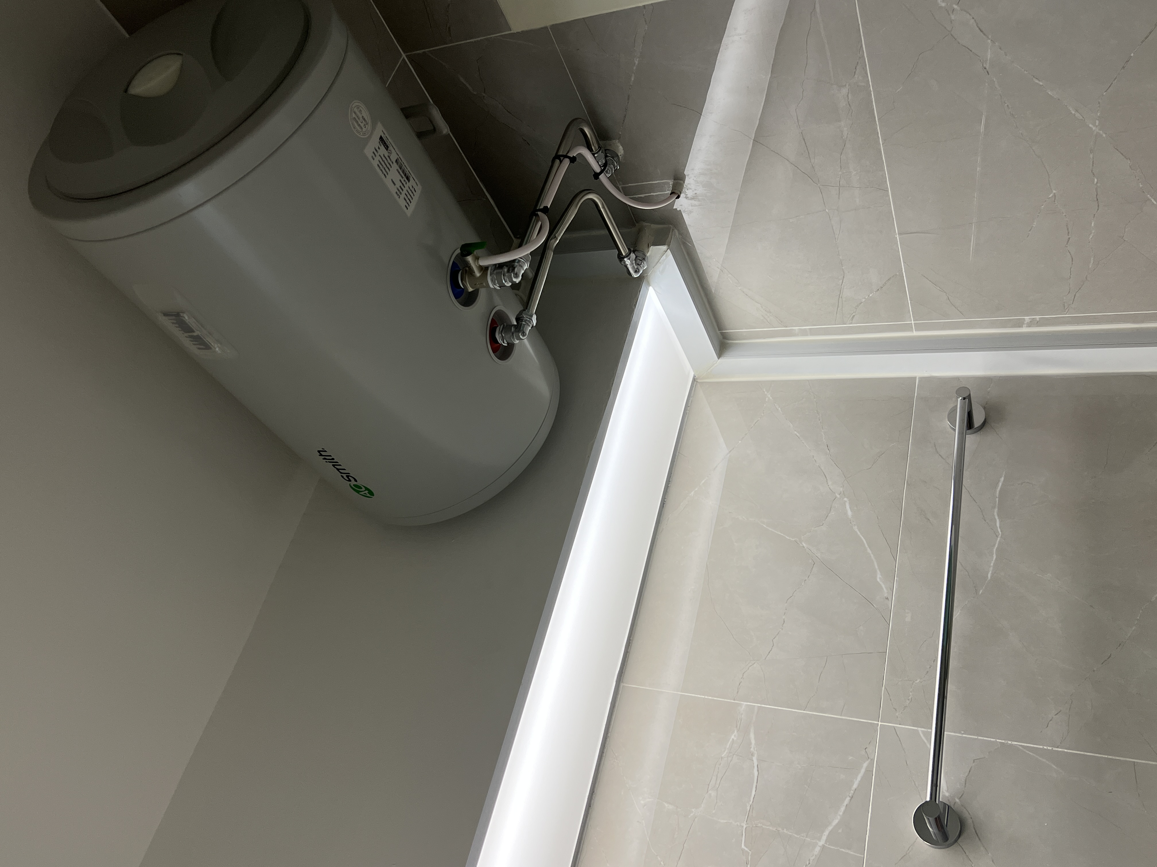 Lux-Style-Guest's-Bathroom---Silver-&-Grey-Theme