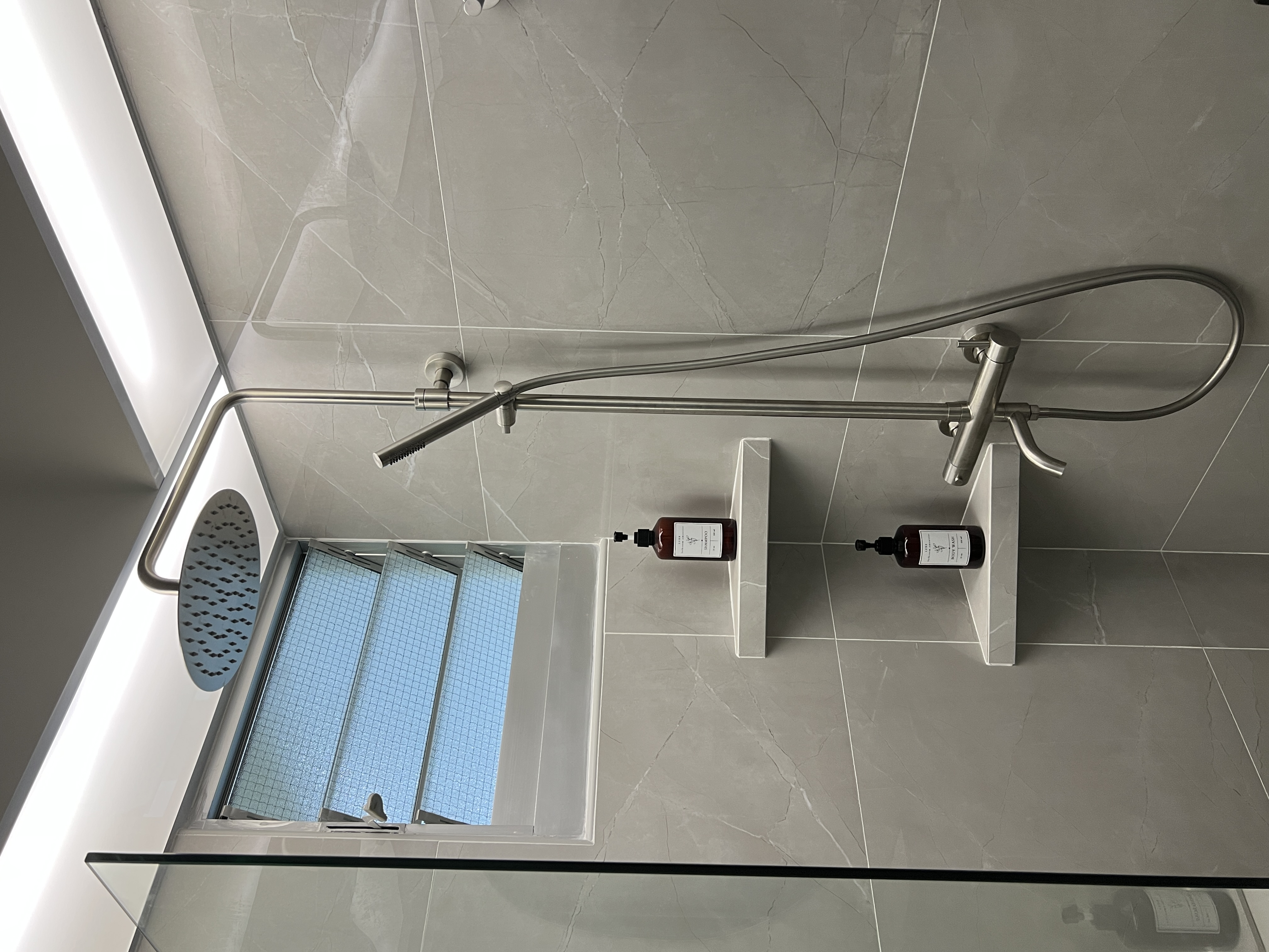 Lux-Style-Guest's-Bathroom---Silver-&-Grey-Theme