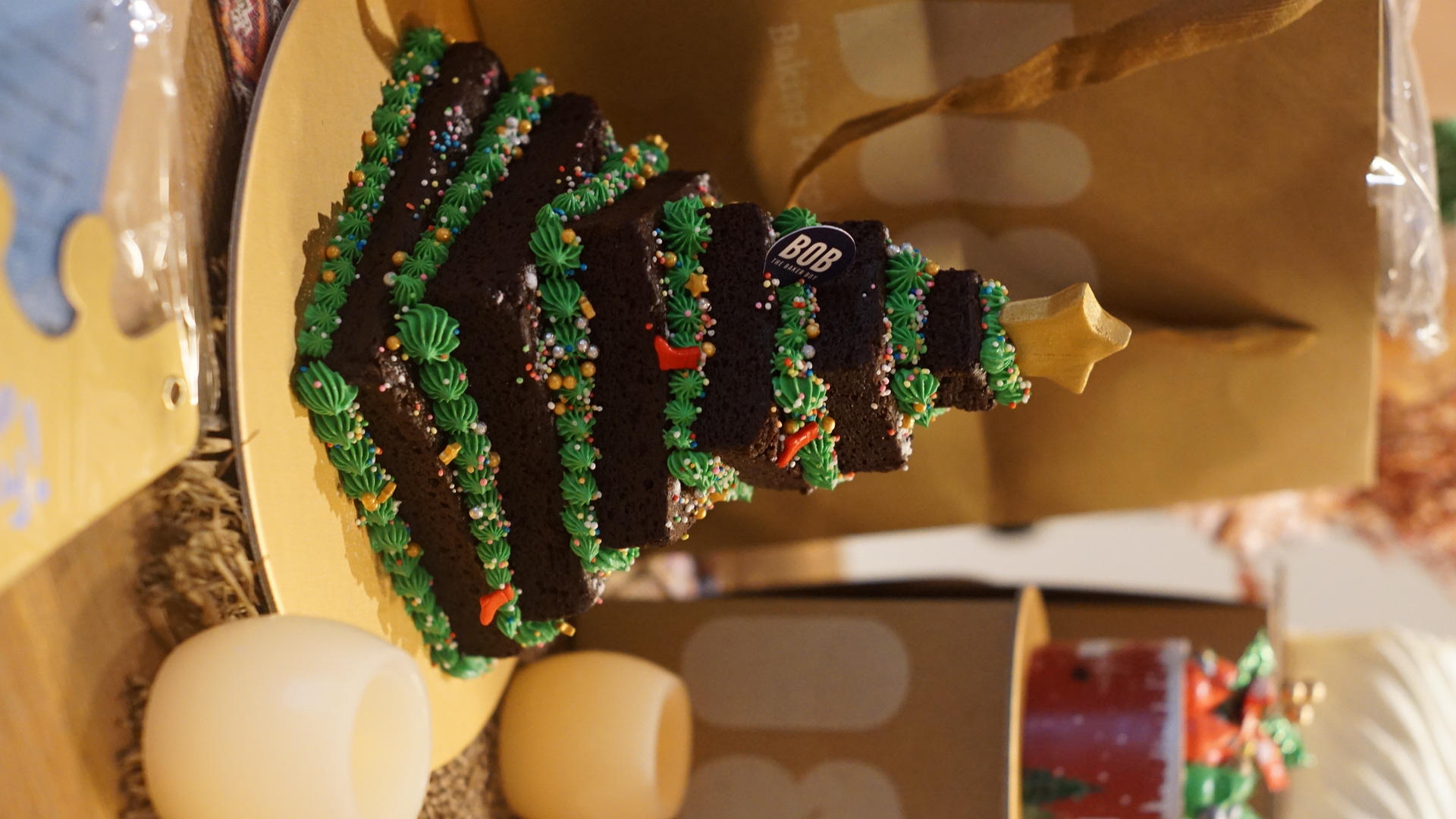 Dining Area Tour: Perfect for Hosting! - Step-by-step decoration, festive cake, chocolate cake, Christmas tree design, green