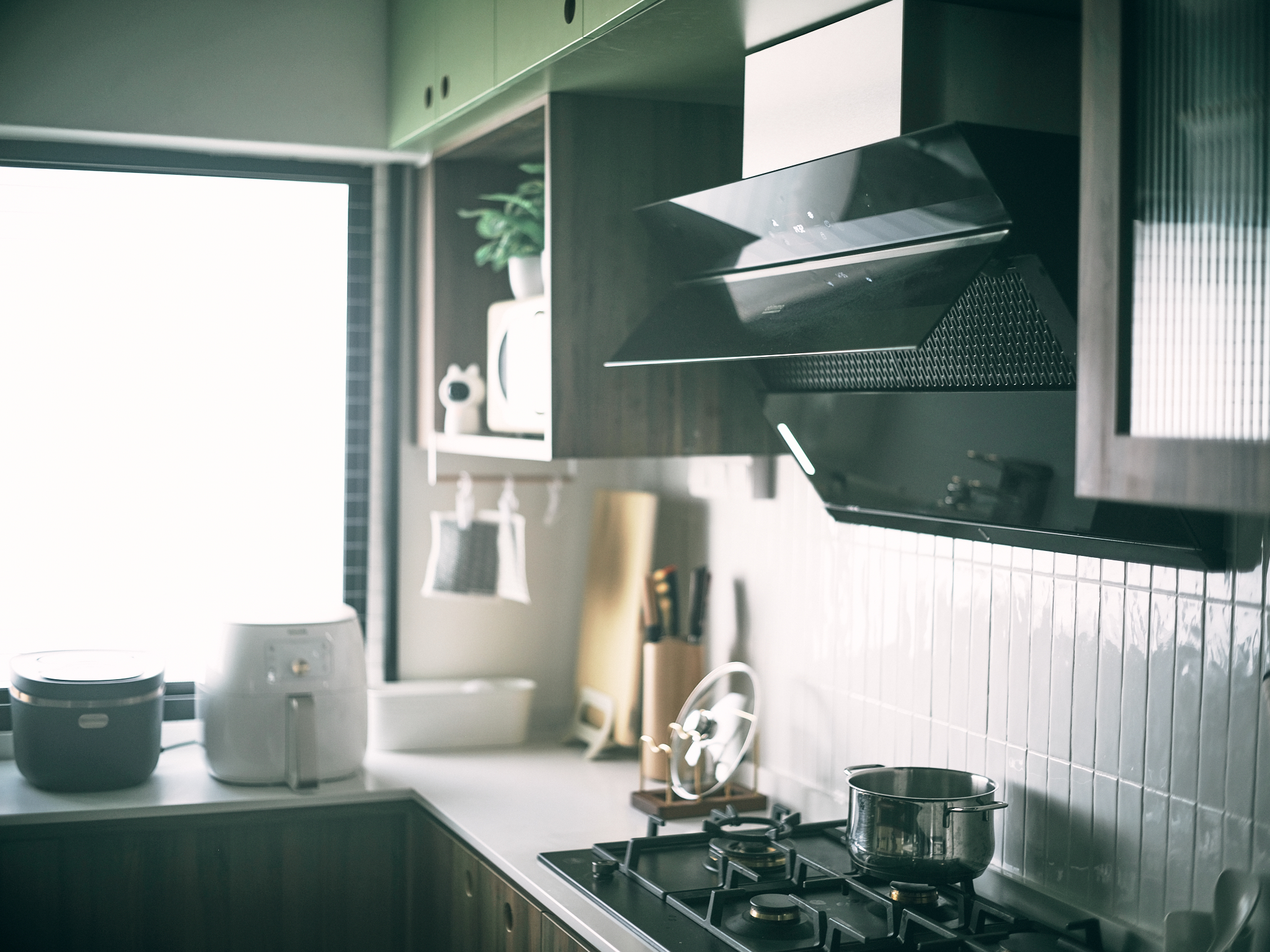 A vintage kitchen's efficient design for modern cooking - Modern kitchen, sleek design, contemporary style, minimalist decor