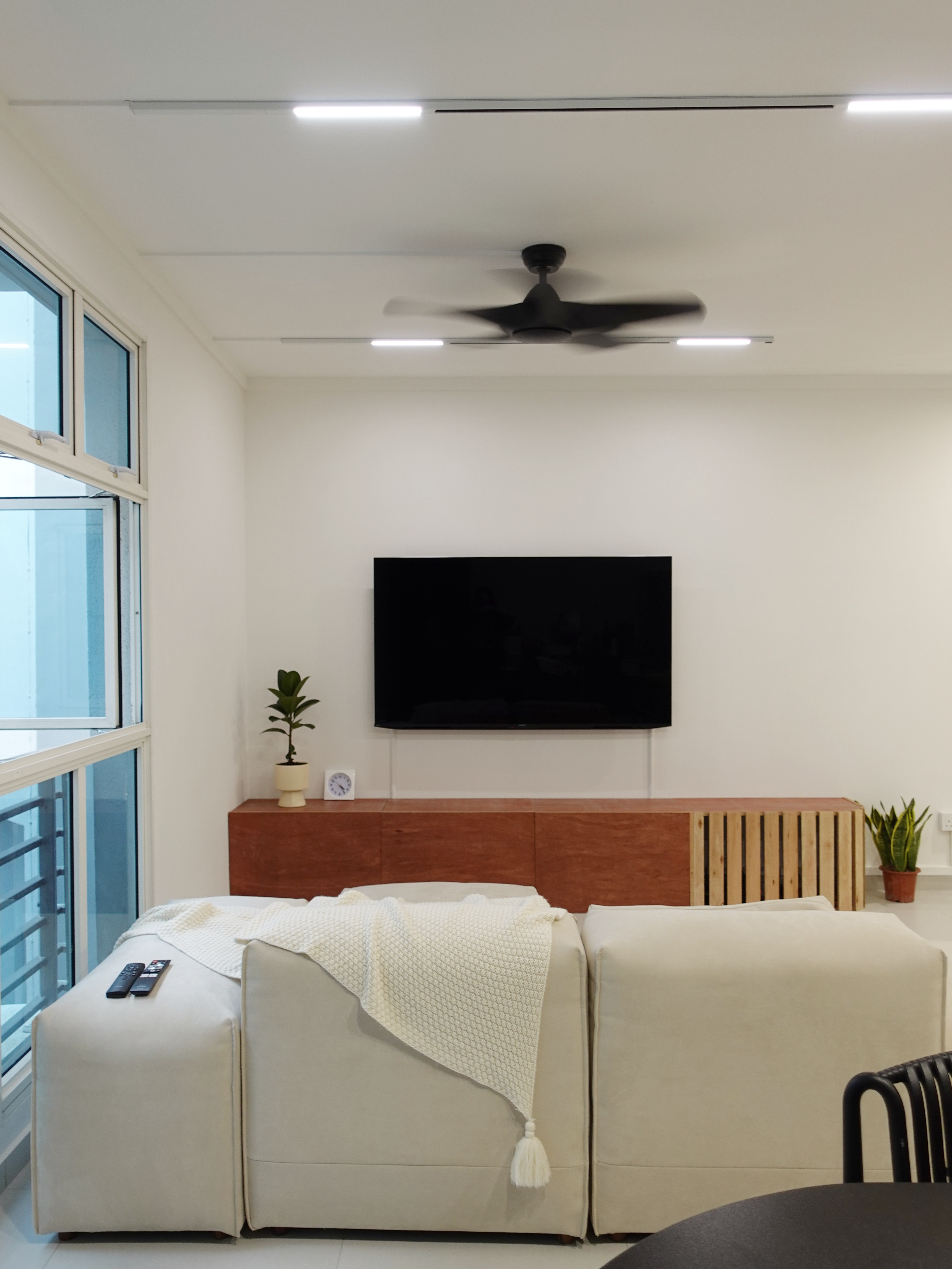 A-minimal-living-room-with-a-full-out-DIY-TV-console