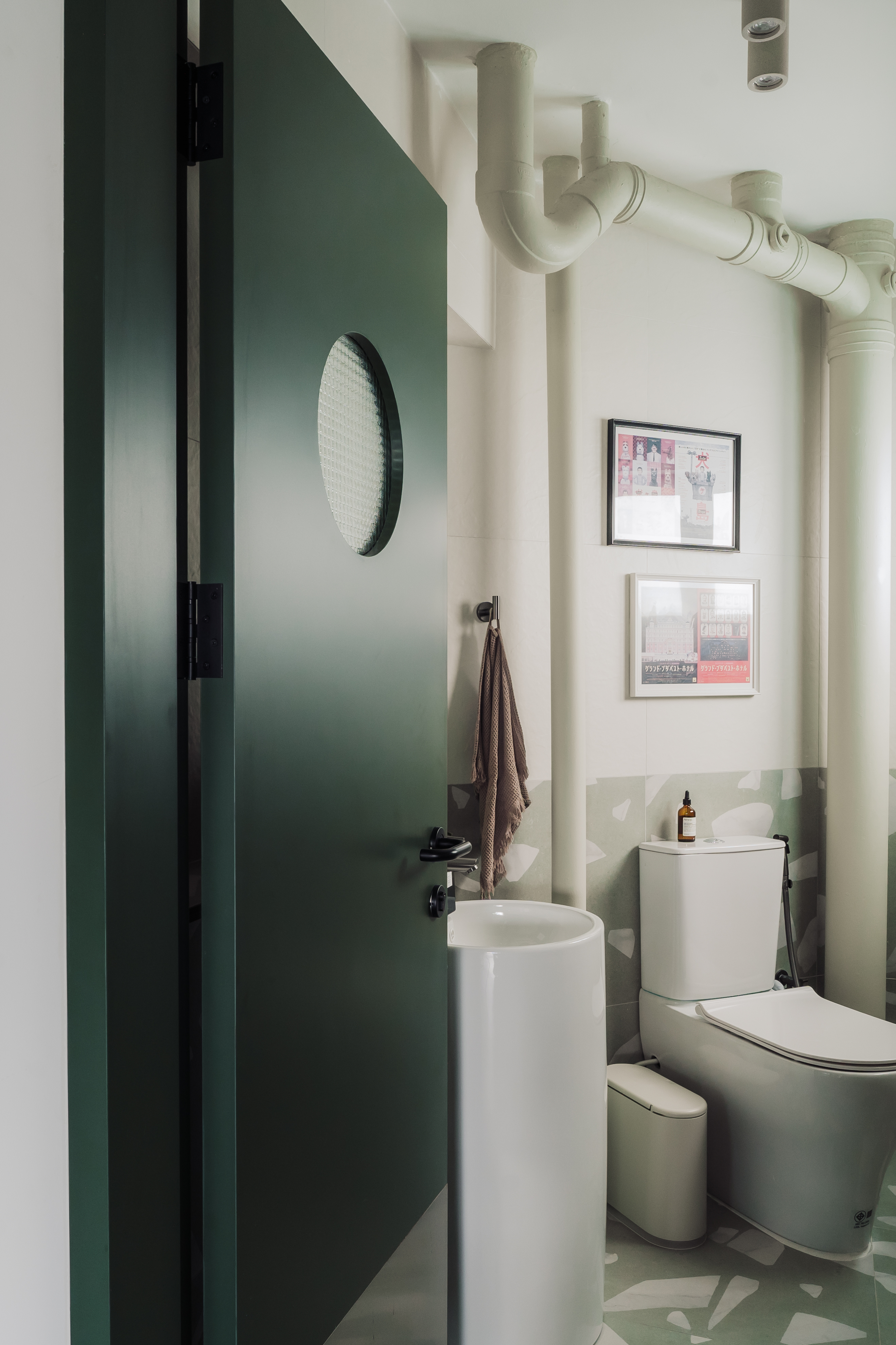 Wired-glass---privacy-with-a-fun-touch-for-our-toilets