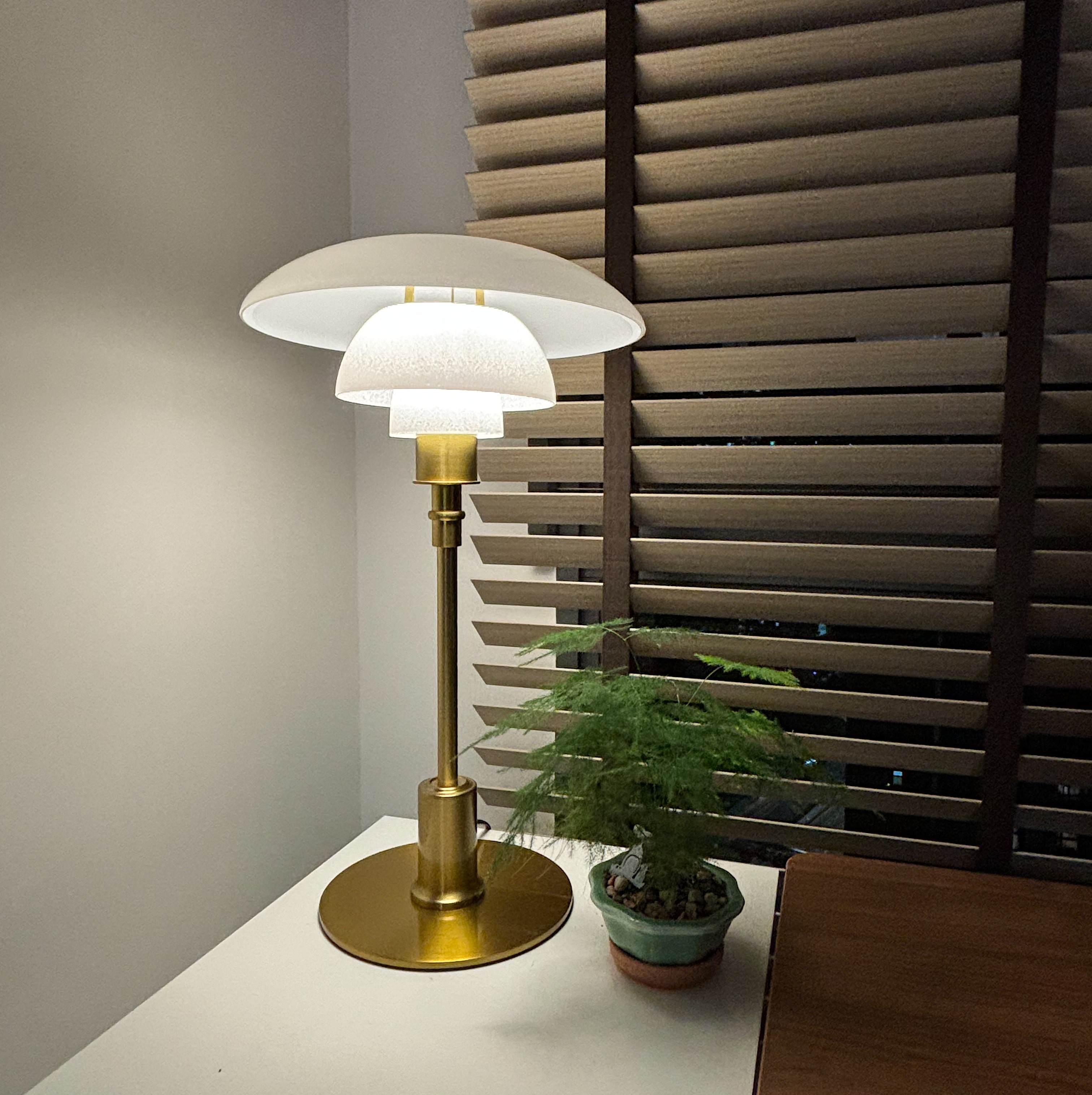 Creating a productive, focused and creative workspace! - Gold desk lamp, modern design, white lampshade, wooden blinds