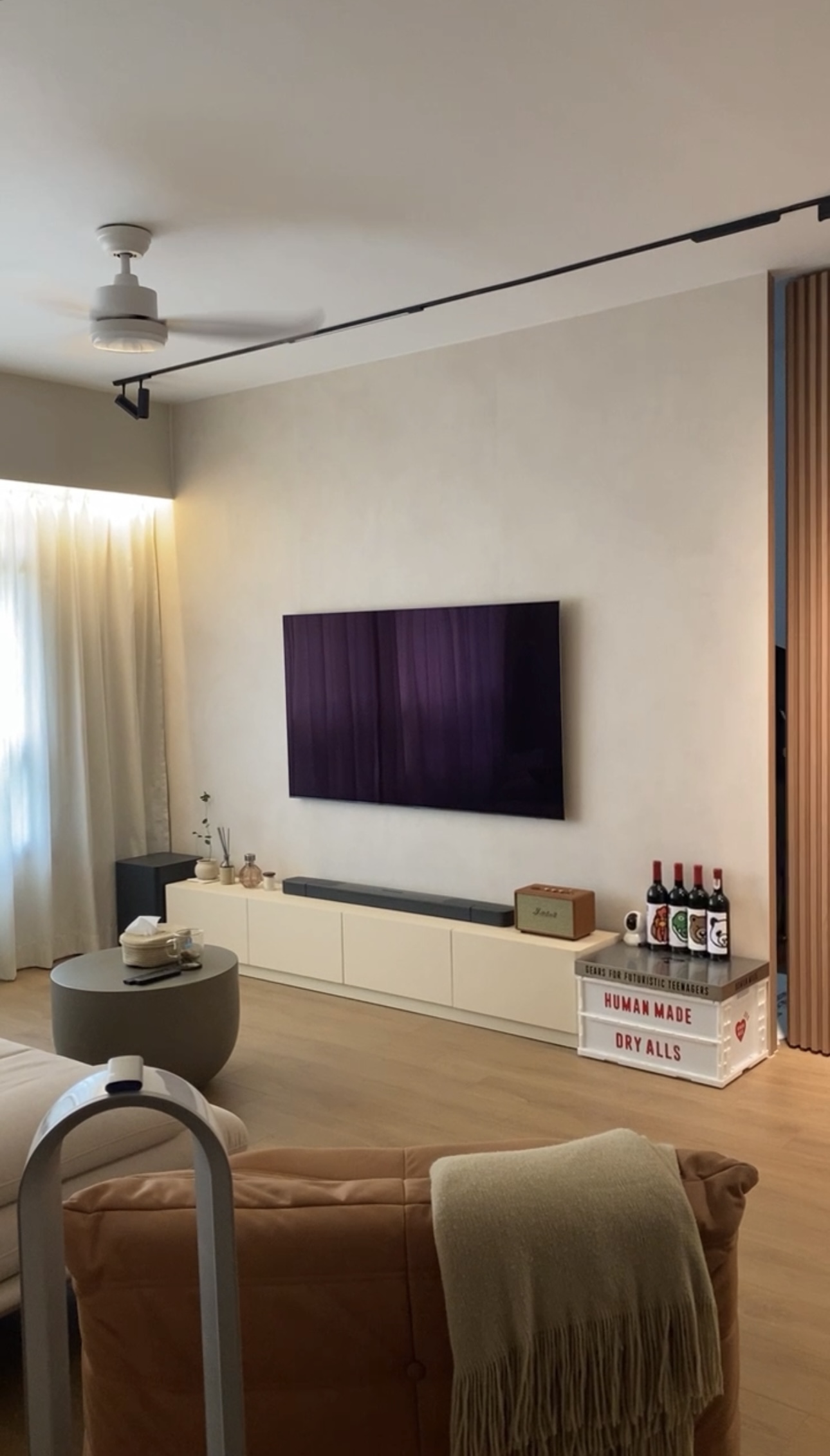 Mid-Century Modern Home #Laifewithsy_ - Modern living room, minimalist design, contemporary decor, large flat-screen TV