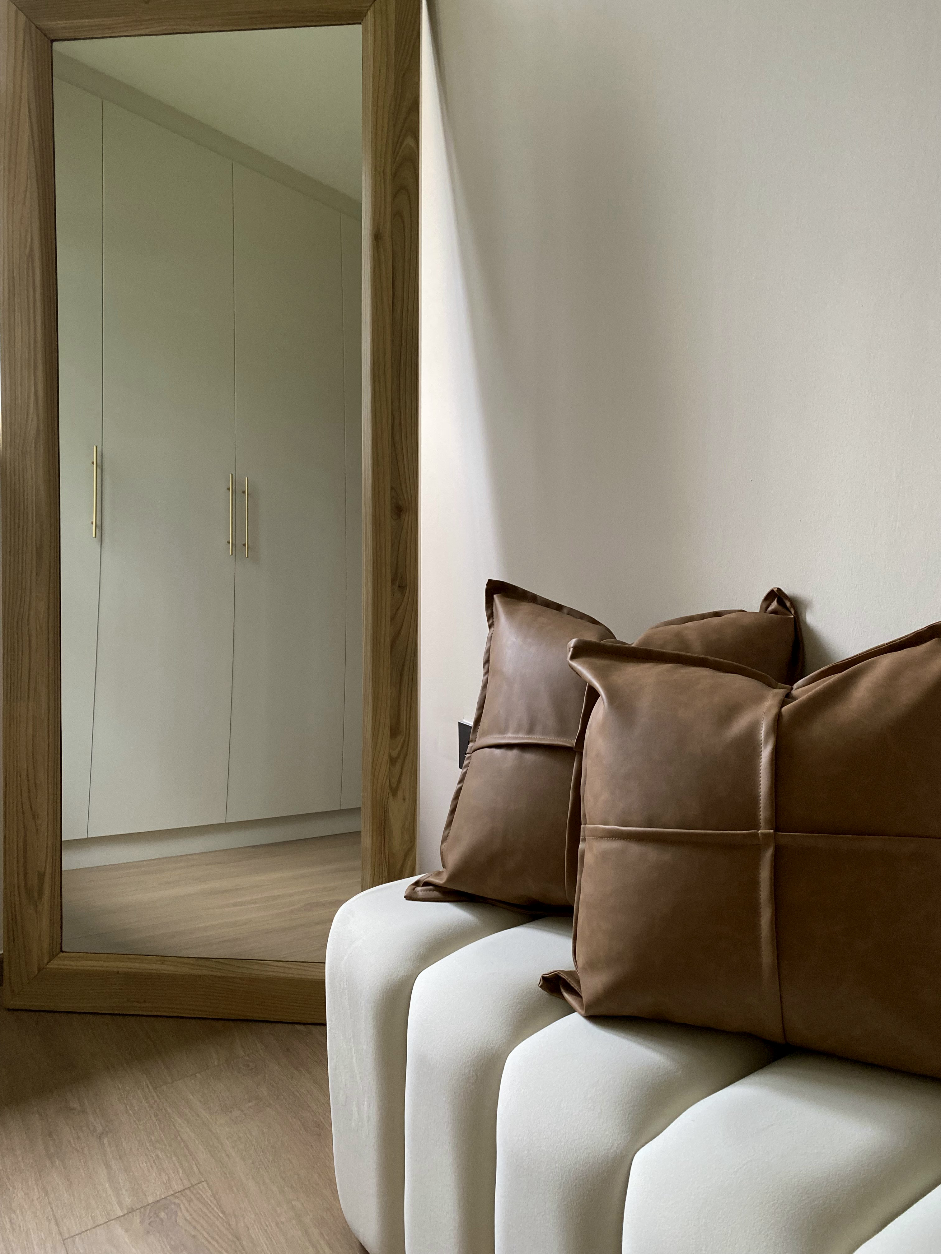 Mid-Century Modern Home #Laifewithsy_ - Wooden frame, minimalist design, white wall, modern decor, brown cushions, sleek