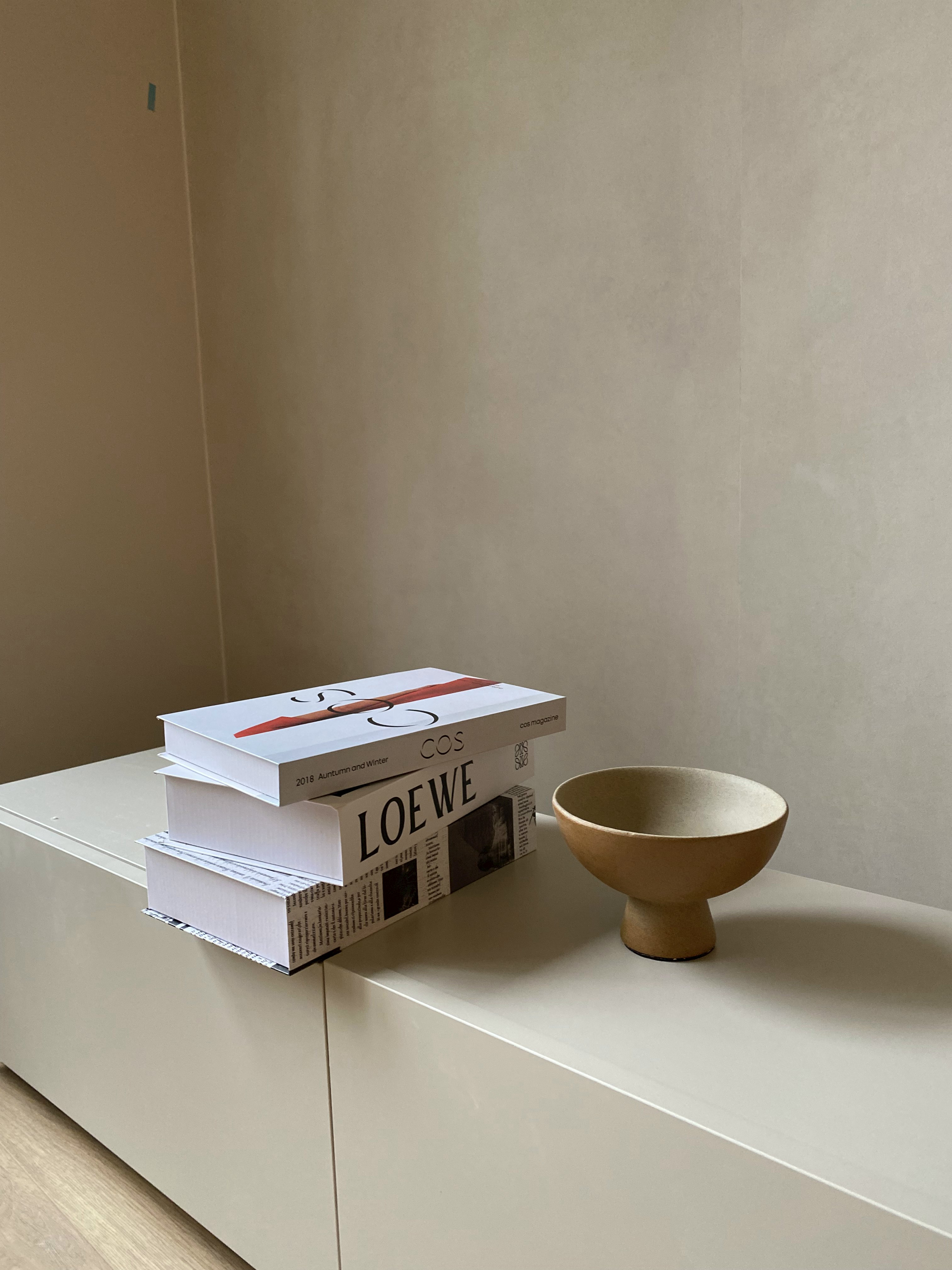 Mid-Century Modern Home #Laifewithsy_ - magazine, books, stacked, minimalist, modern, art, design, decor, interior, neutral