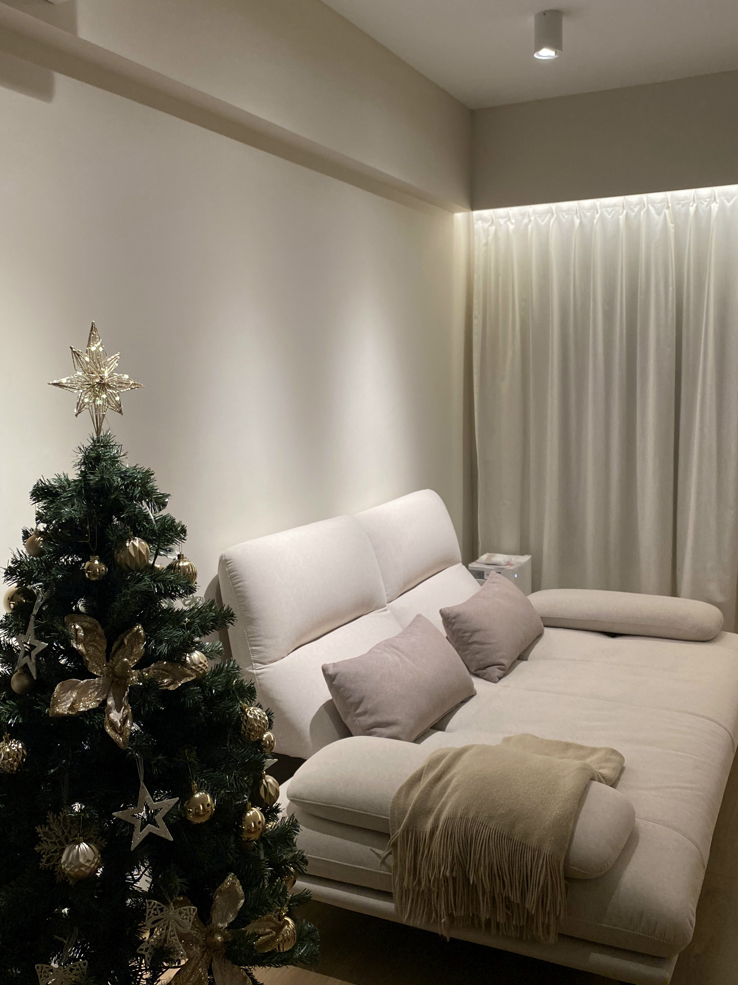 Mid-Century Modern Home #Laifewithsy_ - Christmas tree adorned with gold ornaments and a star, white sofa with beige cushions