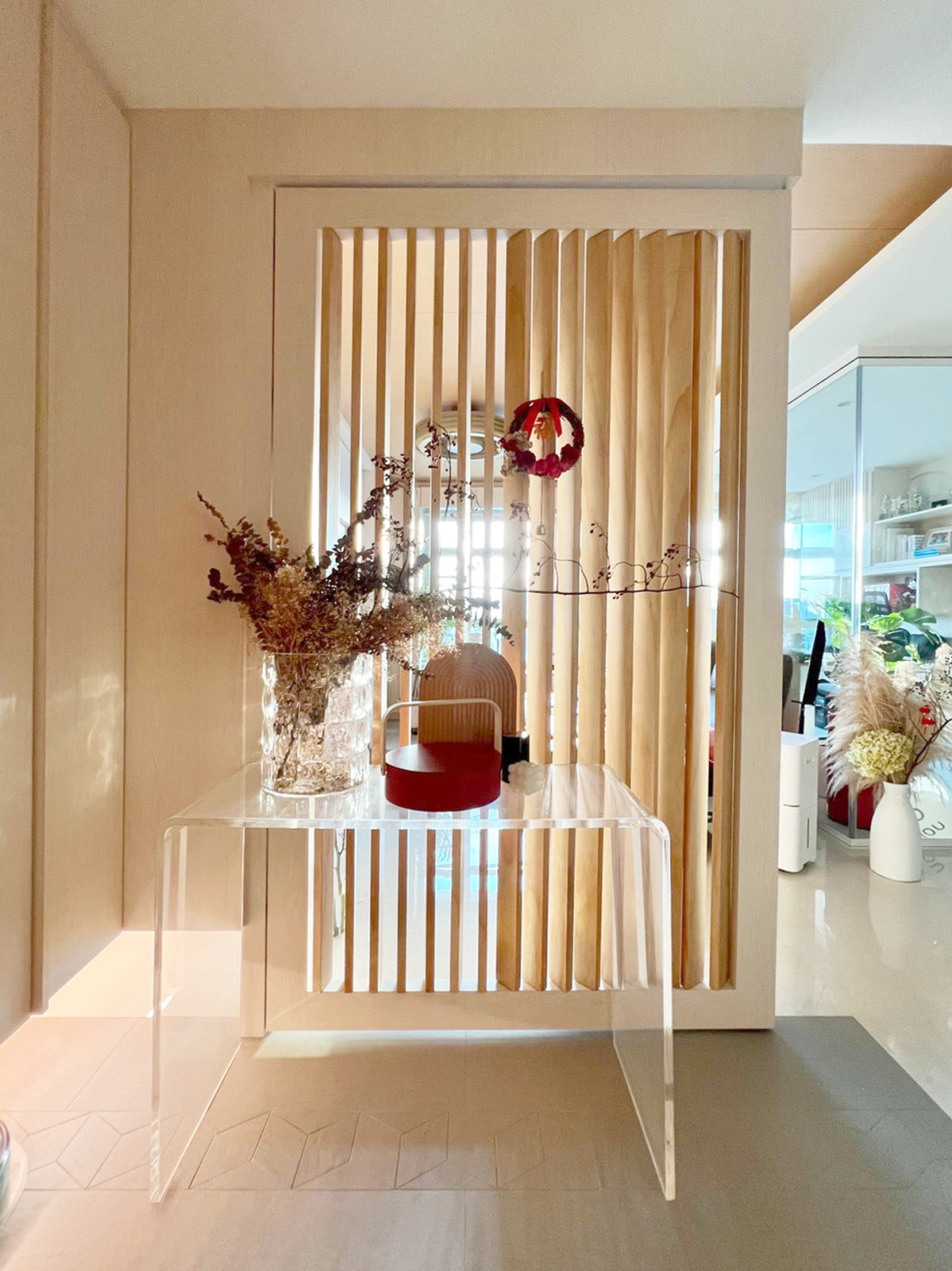 Wooden-Element-with-Japanese-Inspired-Interior