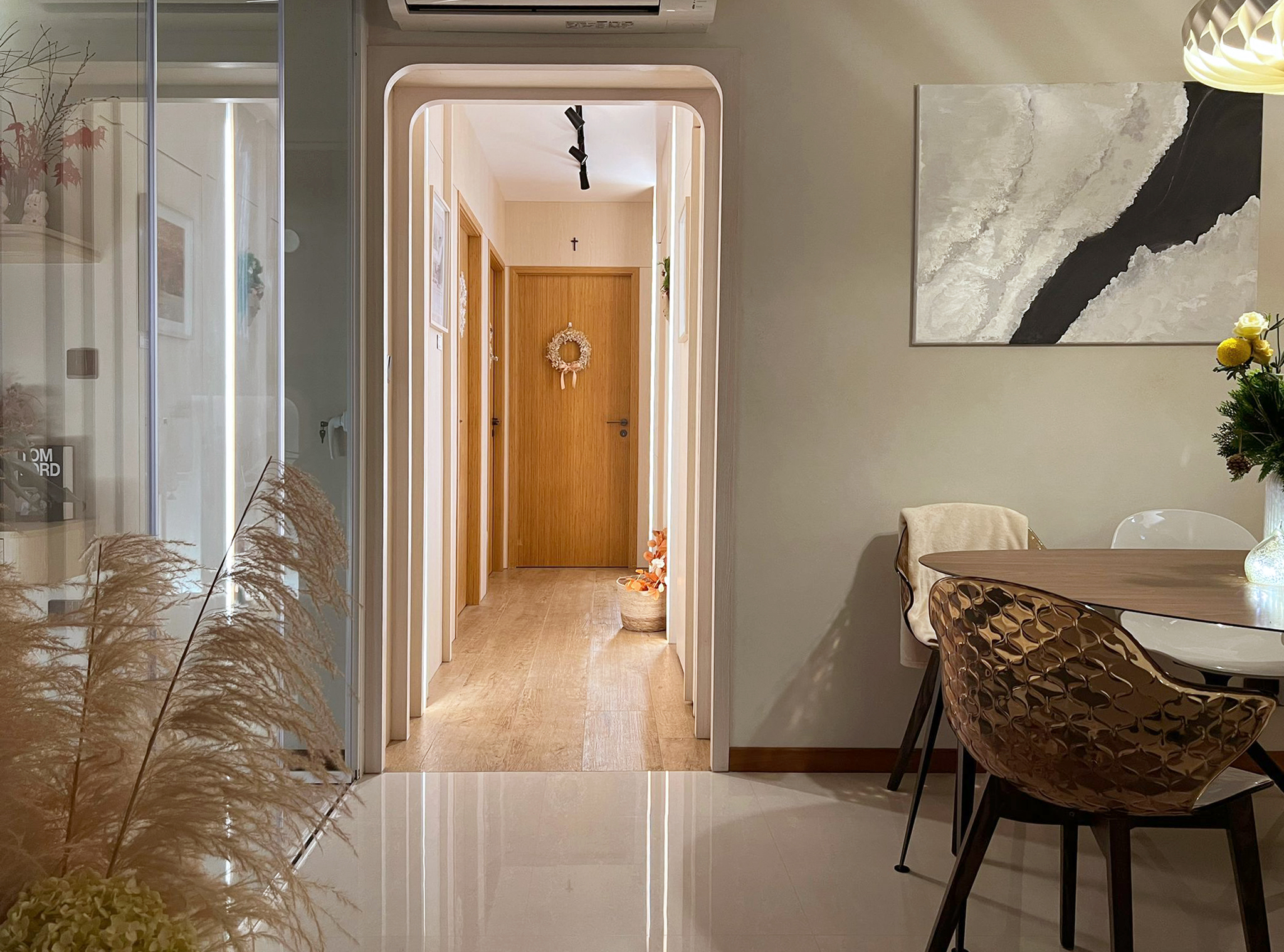 Wooden-Element-with-Japanese-Inspired-Interior