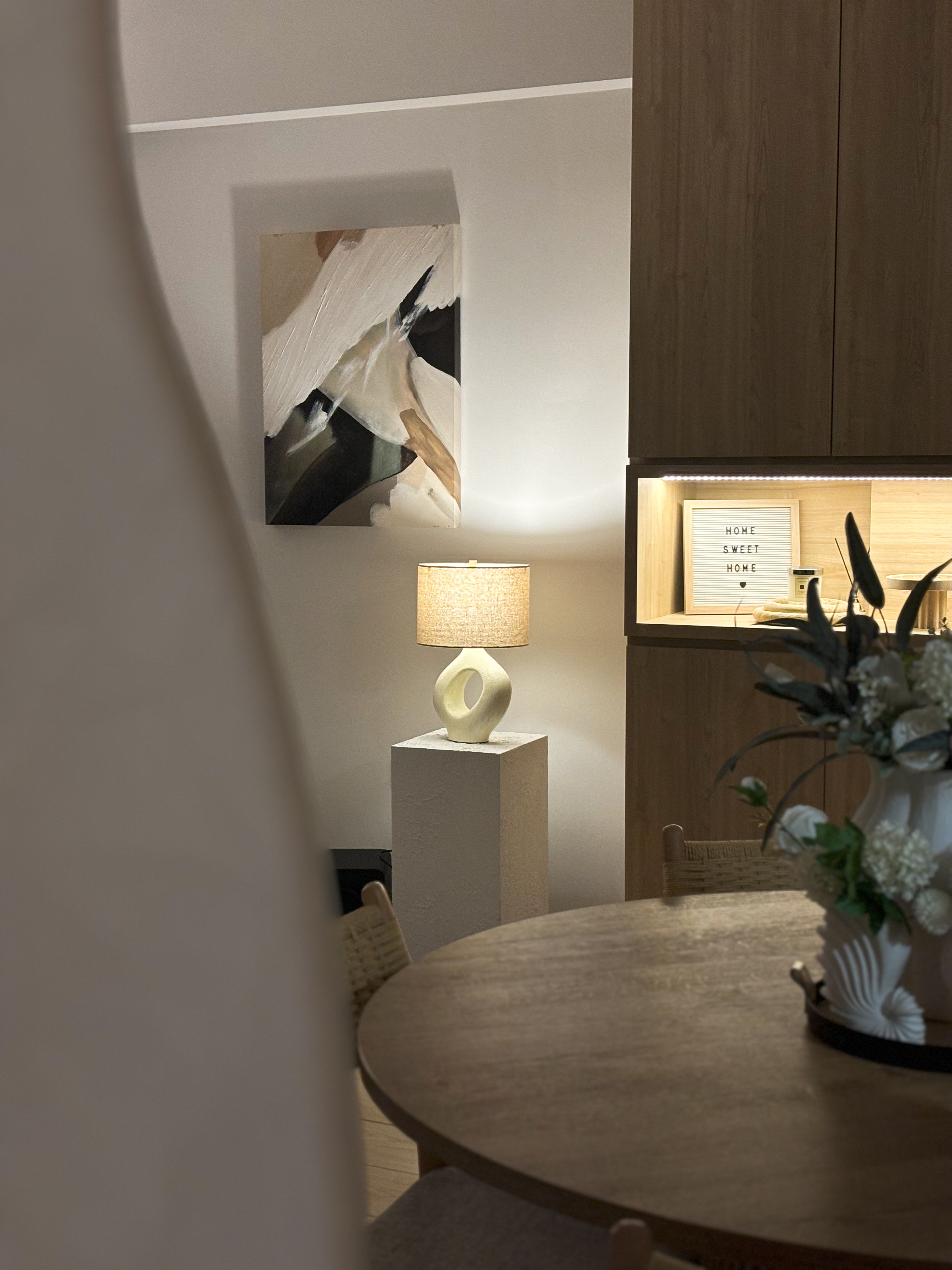 4-room Scandi Minimalist under 37k - modern interior, cozy room, wooden furniture, round table, abstract painting, minimalist