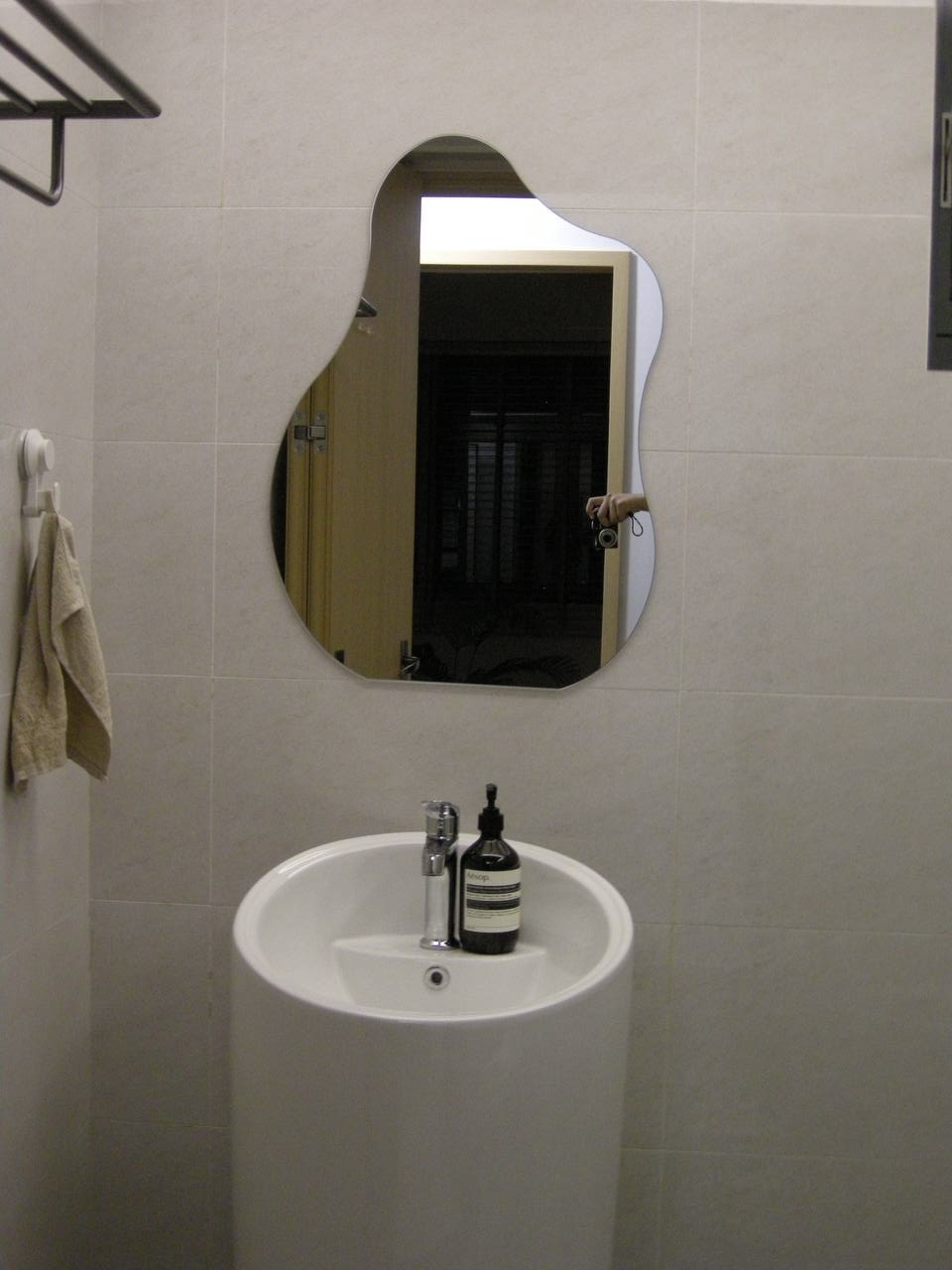 4-room Scandi Minimalist under 37k - White oval sink, modern bathroom, round mirror, beige towels, minimalist decor, white