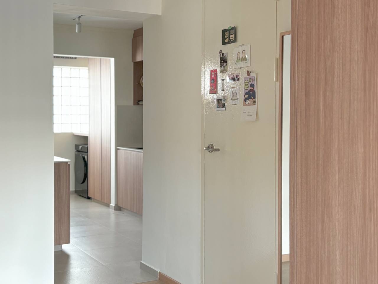 He wants it minimal, she wants it cute - Modern kitchen and bathroom, minimalist design, light-colored walls, wooden