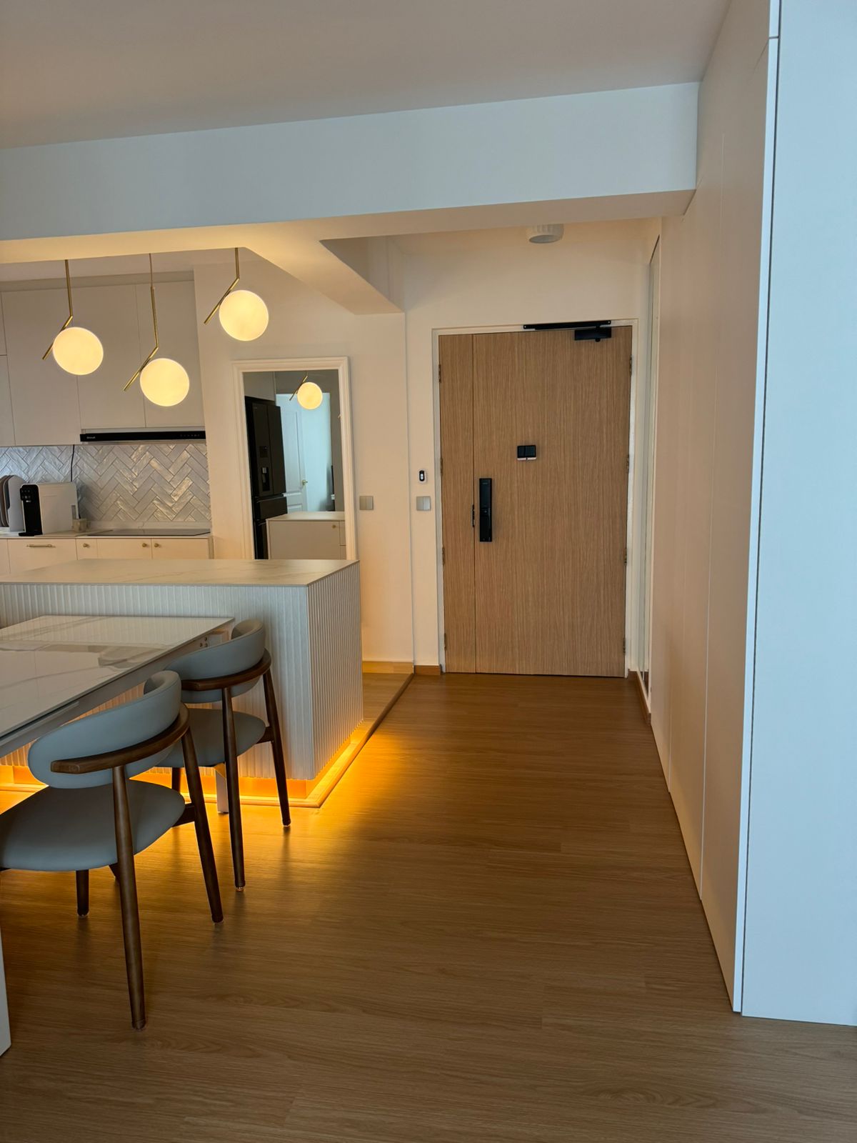 Flat-white-and-gold-modern-minimalist-4rm-resale-HDB