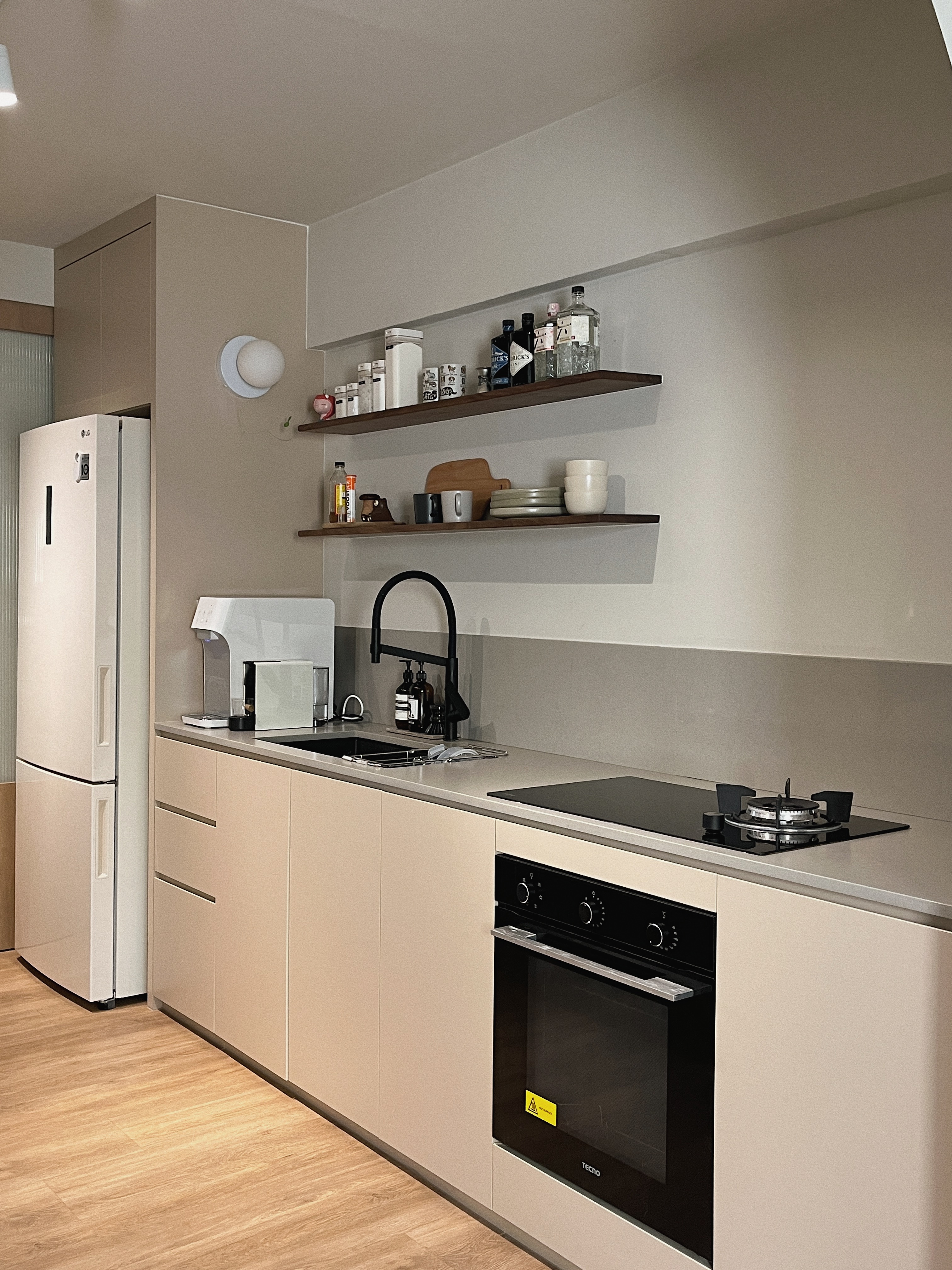 Scandi Kitchen - Keeping it minimal & light - Modern kitchen with sleek design, beige cabinets, integrated appliances, white