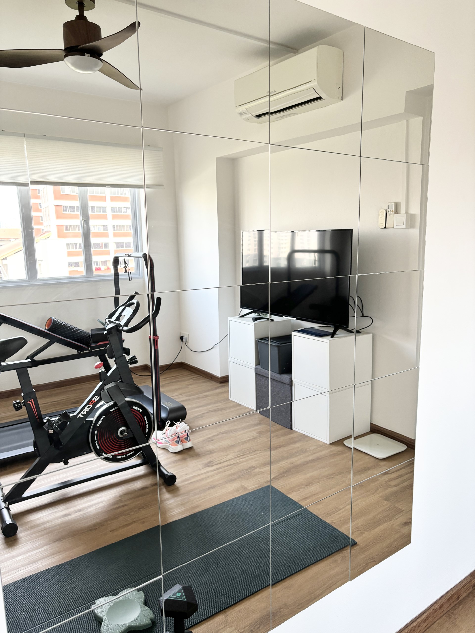Warm & Cosy HDB Maisonette - Fitness center, elliptical machine, treadmill, indoor cycling bike, exercise room, home gym