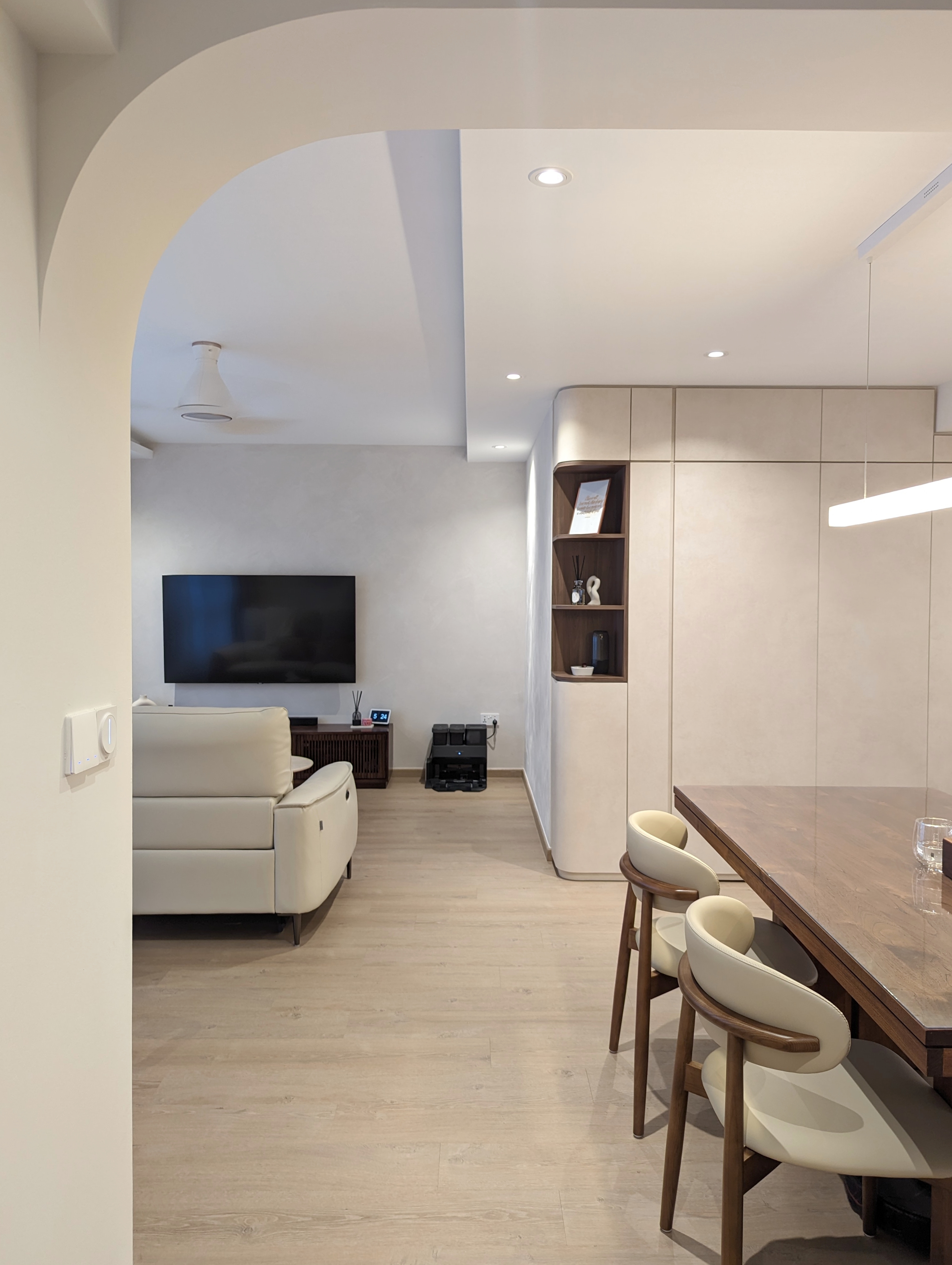 When function meets aesthetics  - Modern living room with minimalist design, beige walls and wooden flooring, sleek