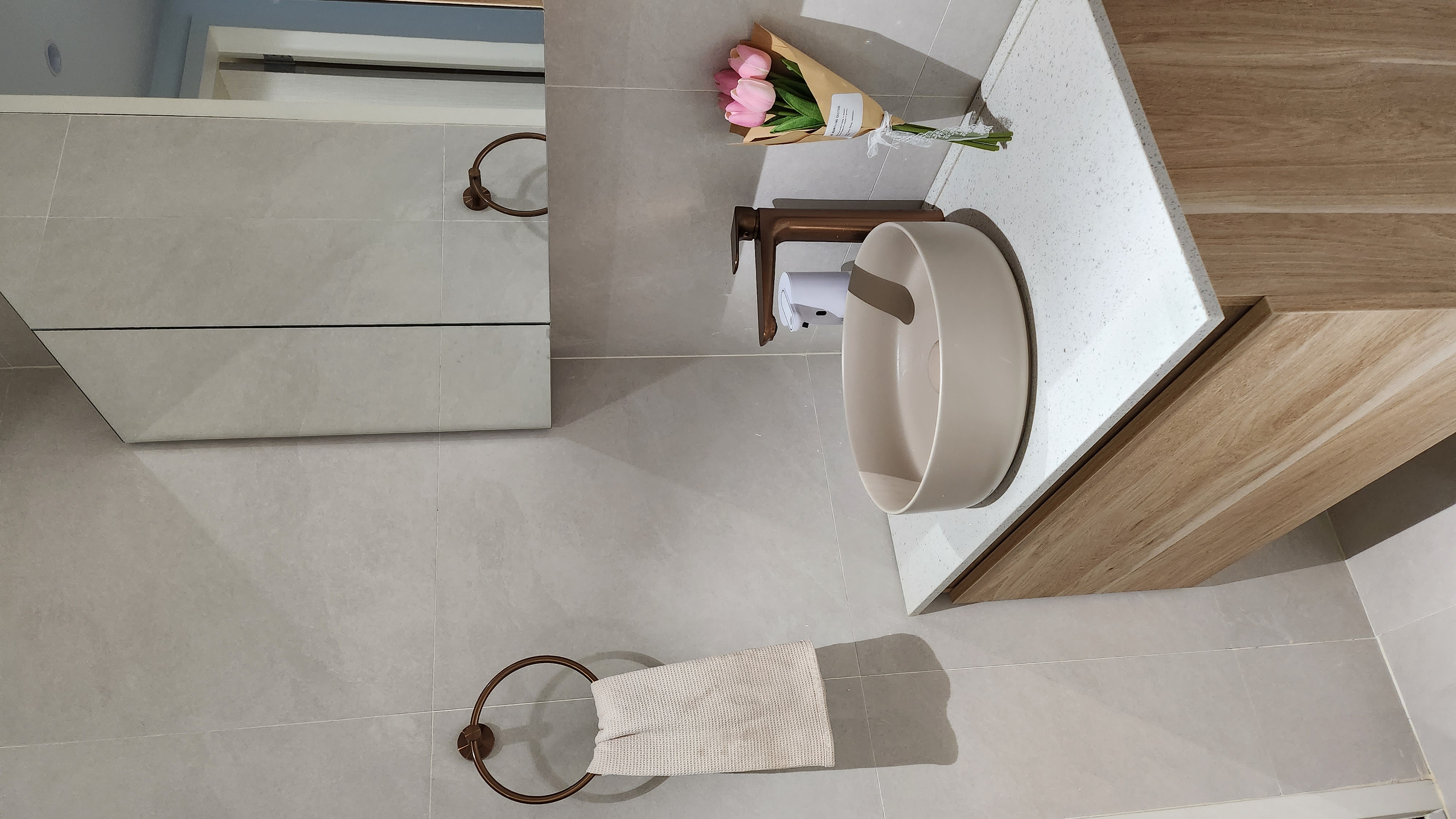 Minimalist Monopoly.home - modern bathroom, minimalist design, tiled floor, light gray tiles, floating vanity, wooden