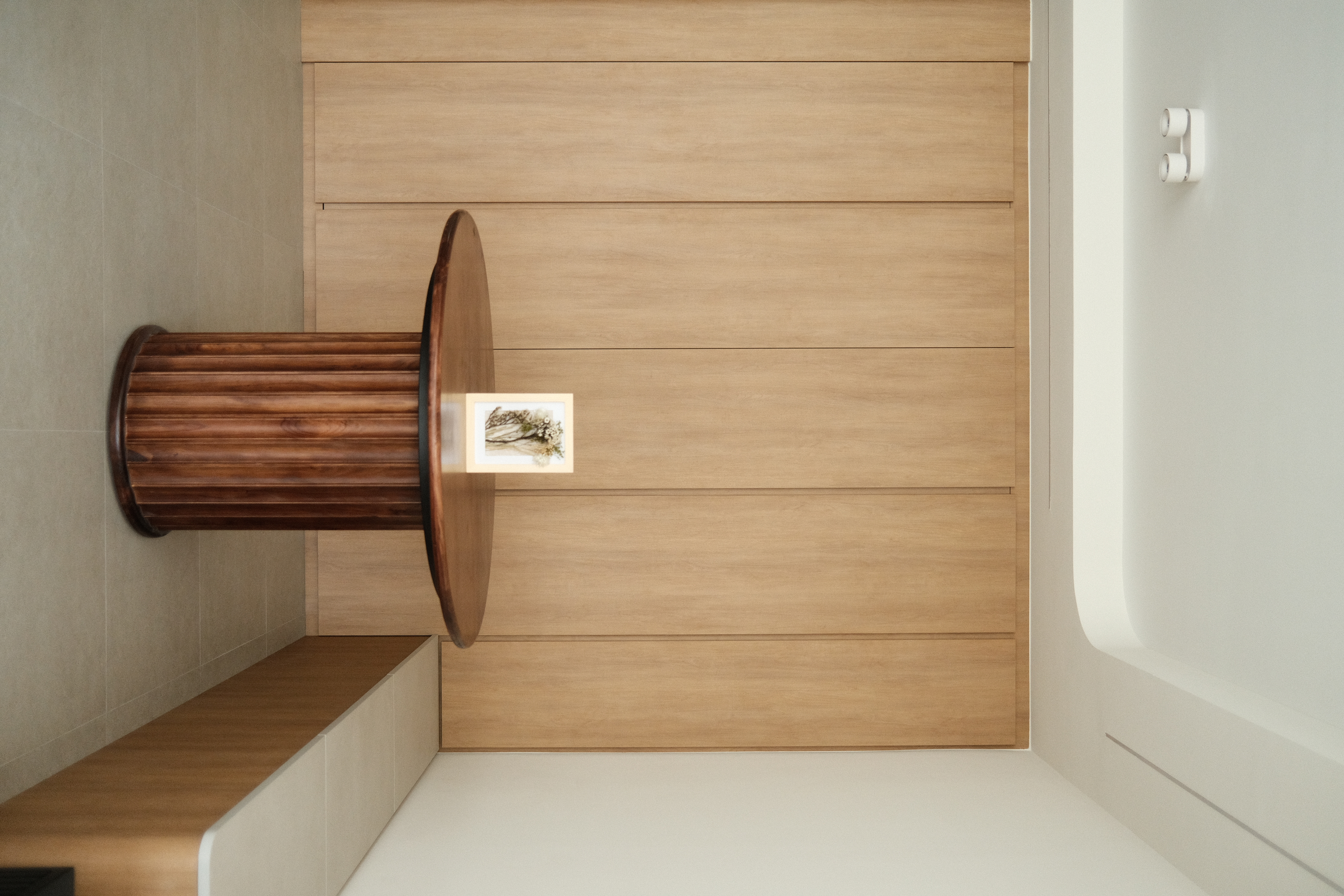 A warm and zen space (Japandi) - Wooden round table, minimalist design, modern decor, light beige walls, natural wood