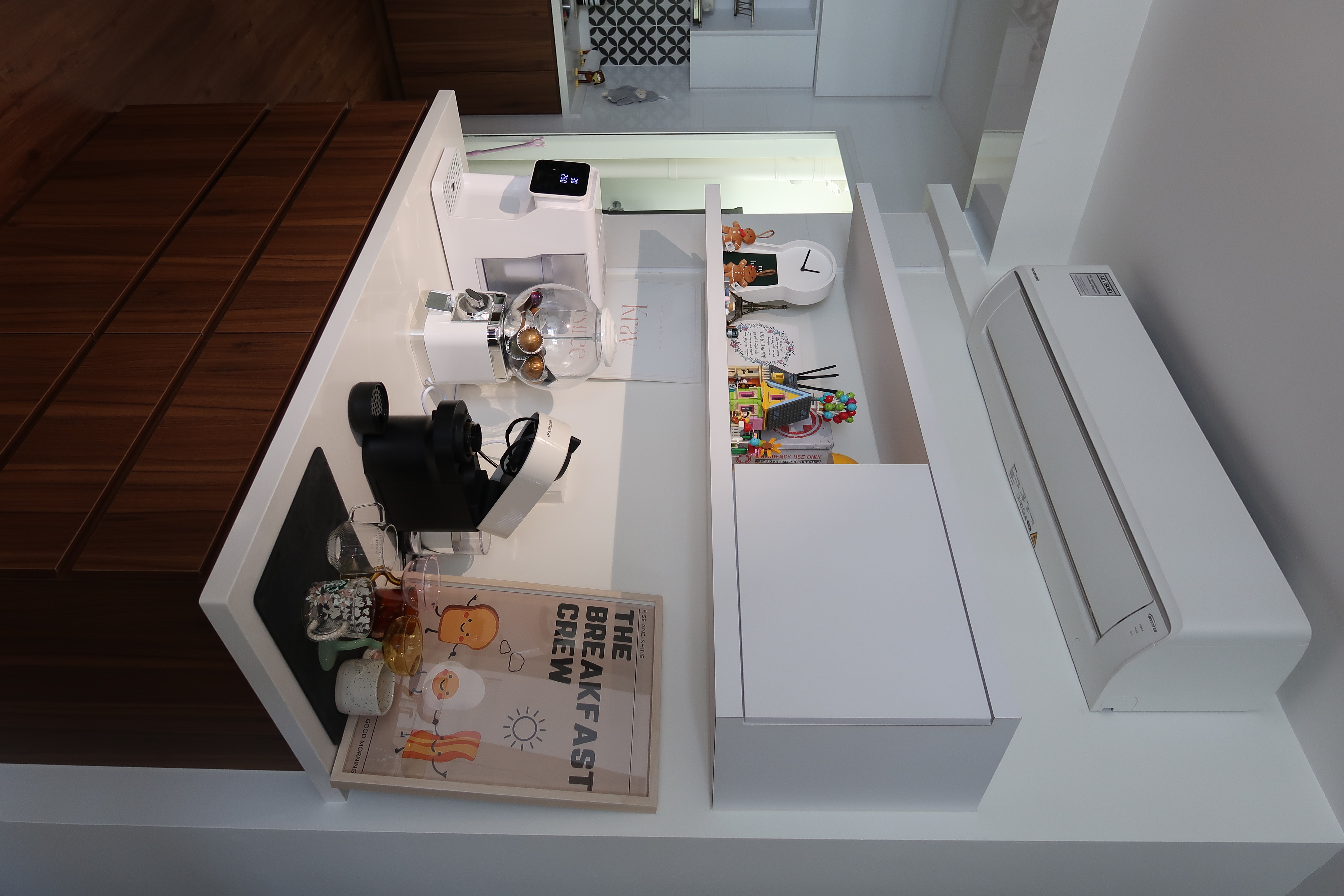 Dining-space:-Built-in-island-coupled-with-a-dry-pantry-