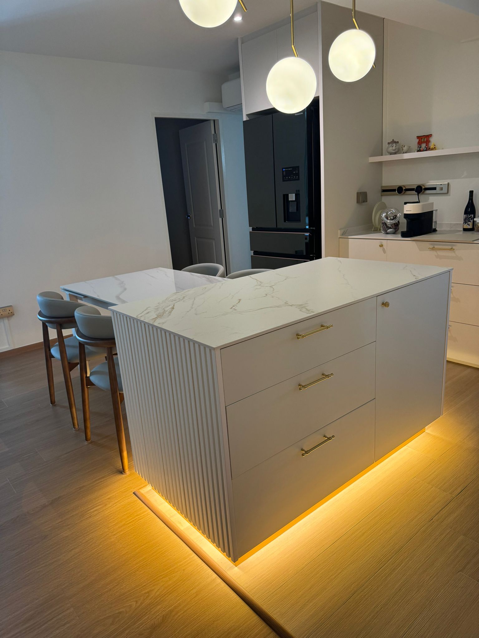 Dining-Space:-Modern-luxury-marble-dining-table-connect-with-island