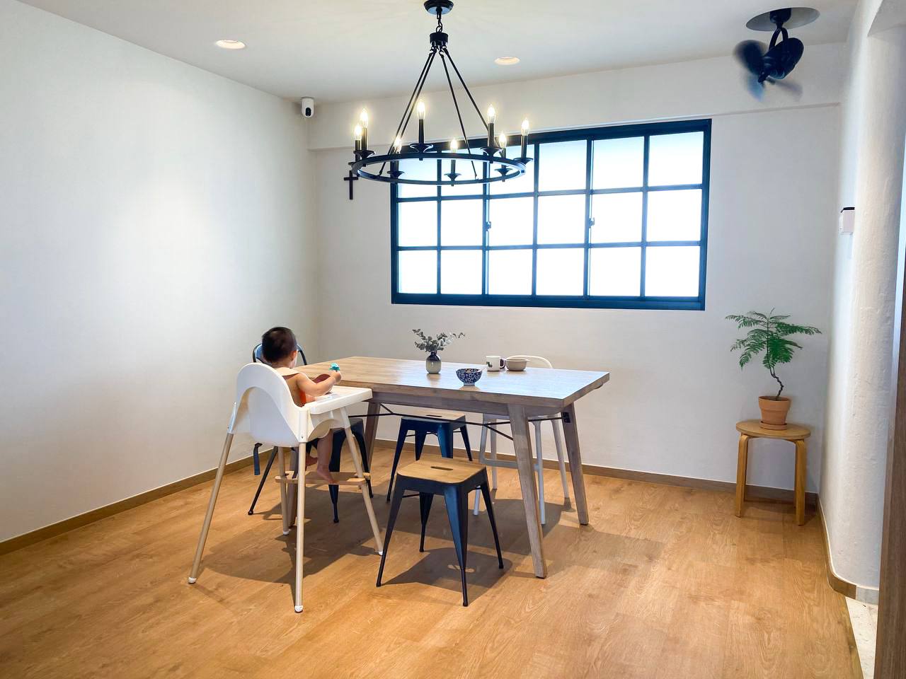 A modern farmhouse dining area - where we come together - Modern dining room, minimalist design, cozy atmosphere, wooden