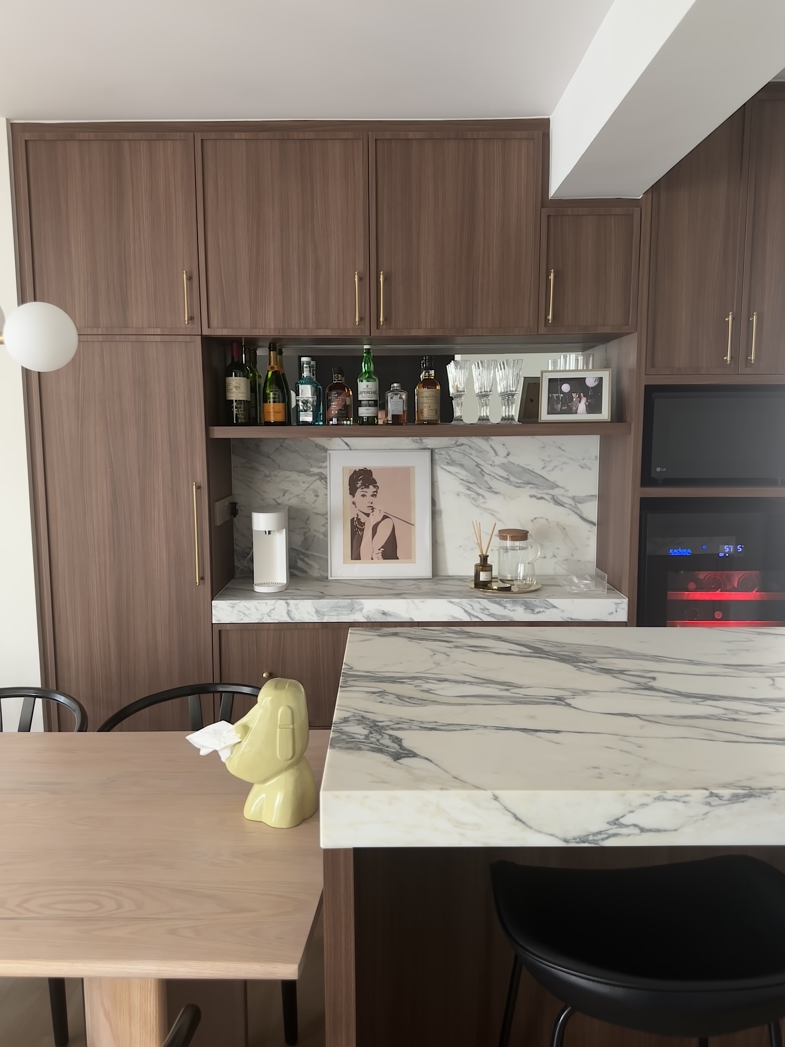 Entertain-in-Style:-Island,-Bar,-and-a-2m-Long-Dining-Table-