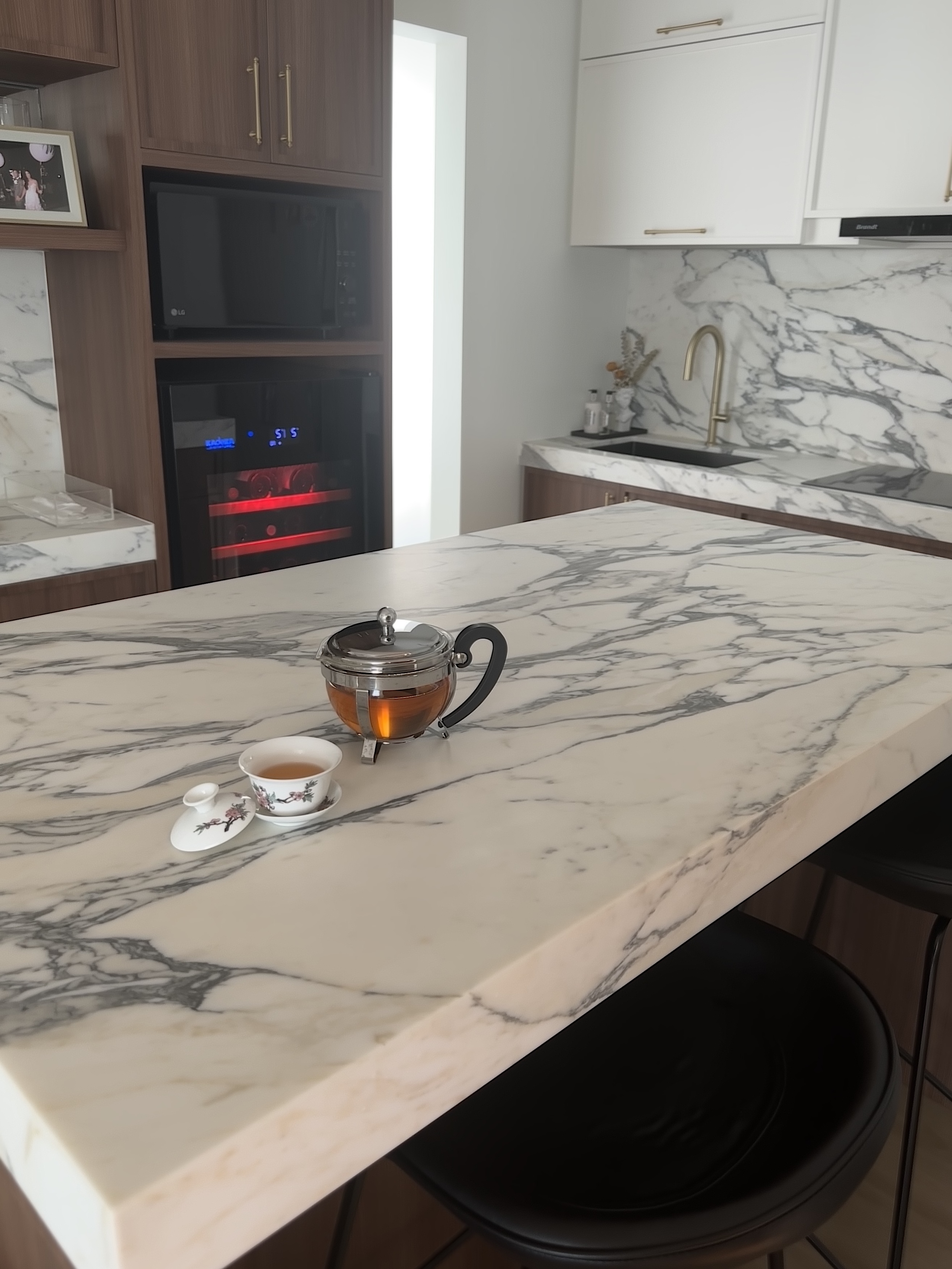 Entertain in Style: Island, Bar, and a 2m Long Dining Table  - Marble countertop, modern kitchen, elegant design, white