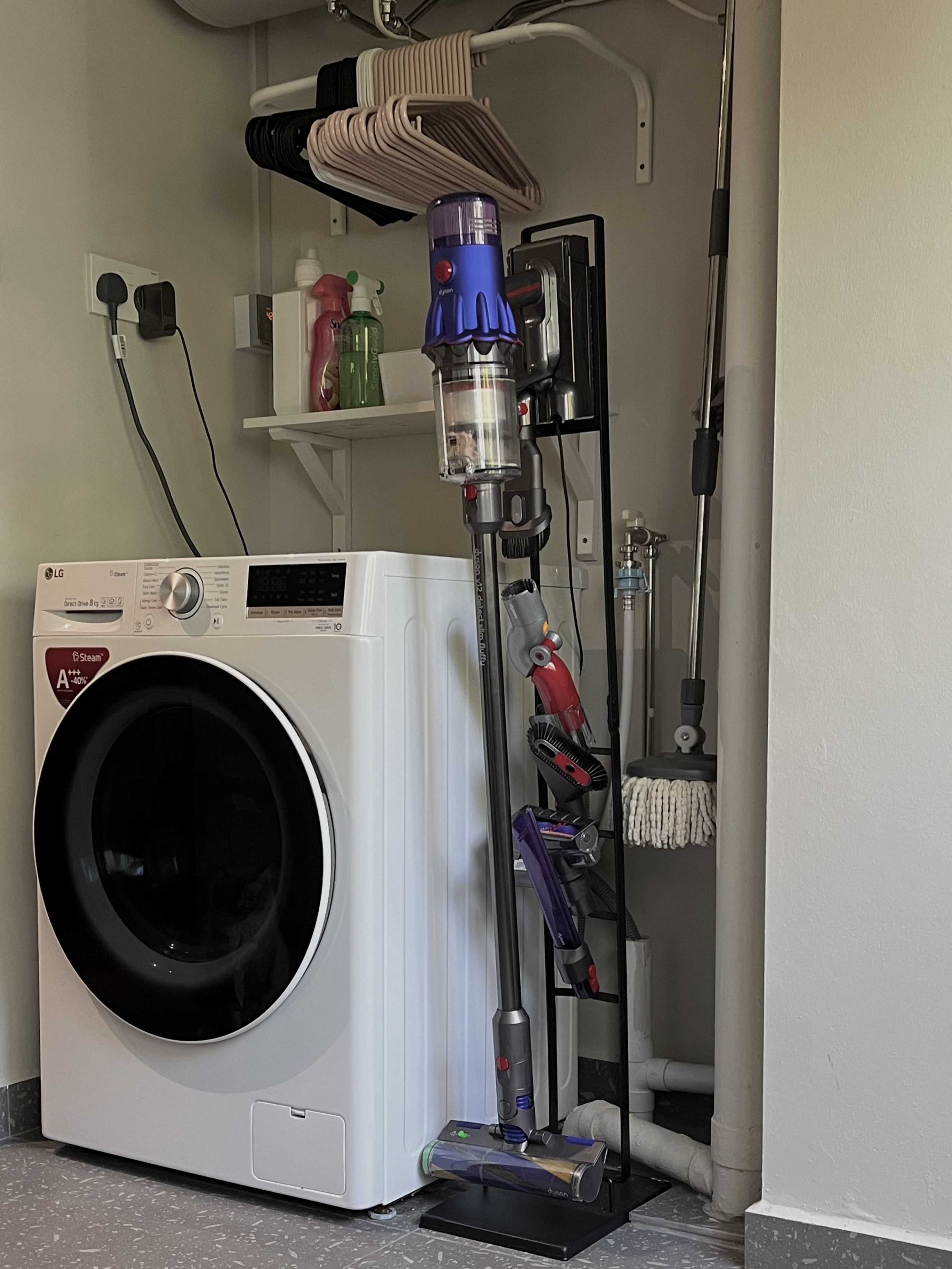 Service Yard: seamless extension of the kitchen - Vibrant blue and purple vacuum cleaner, standing next to a washing machine