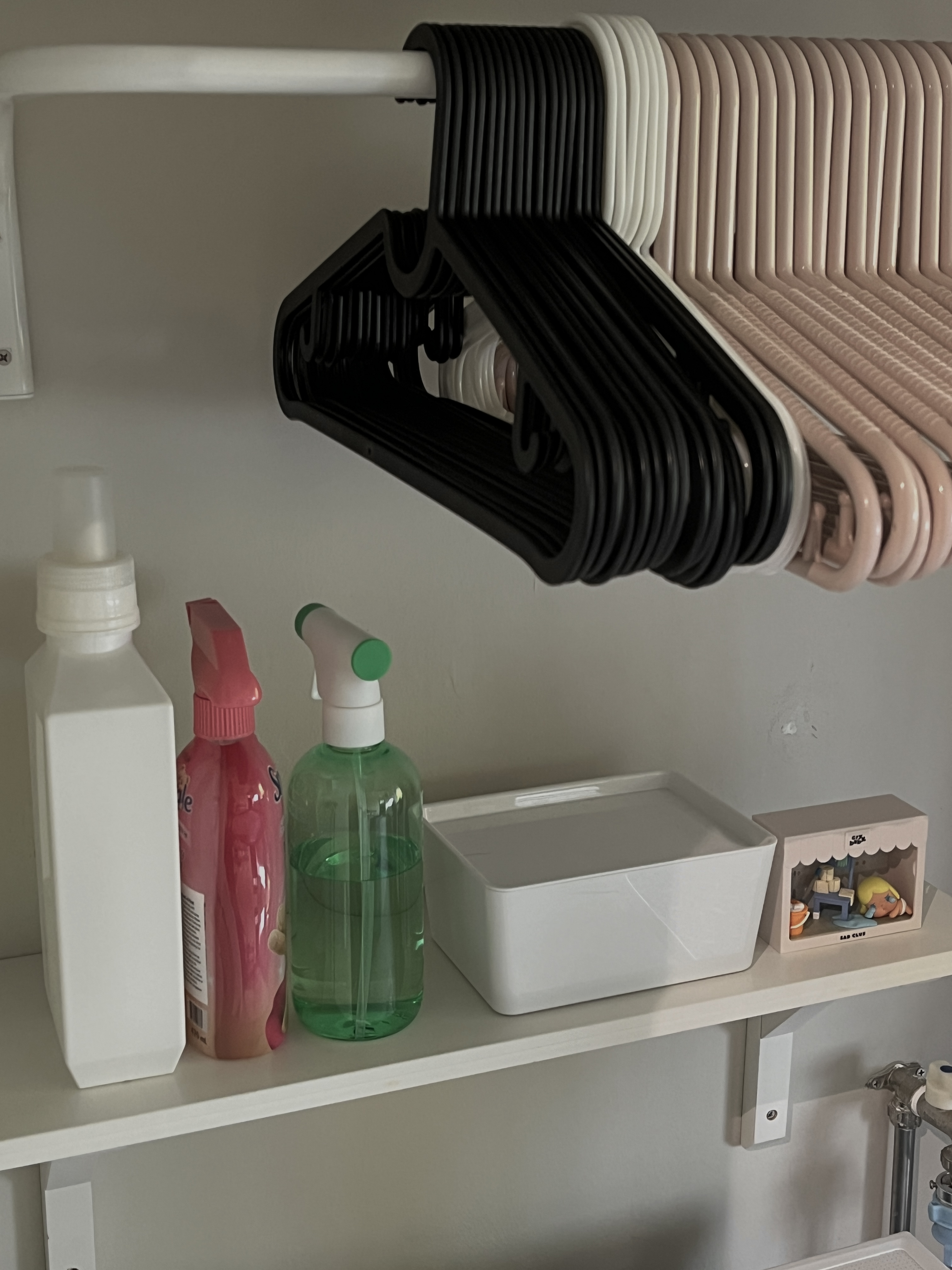 Service Yard: seamless extension of the kitchen - Shelf with hanging black and beige hangers, white soap dispenser, green