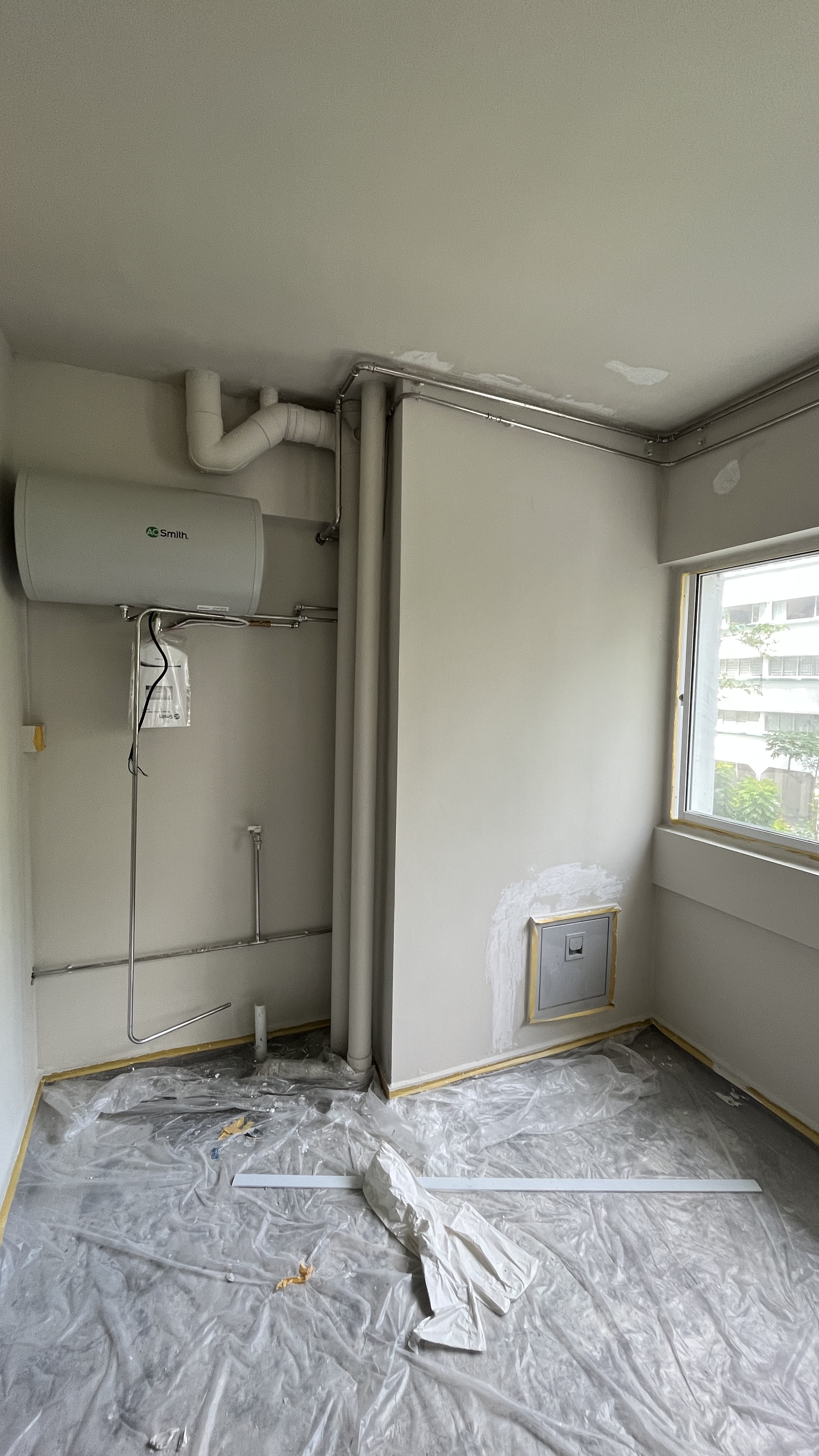 Service Yard: seamless extension of the kitchen - Air conditioning unit, wall-mounted, gray color, white pipes, window
