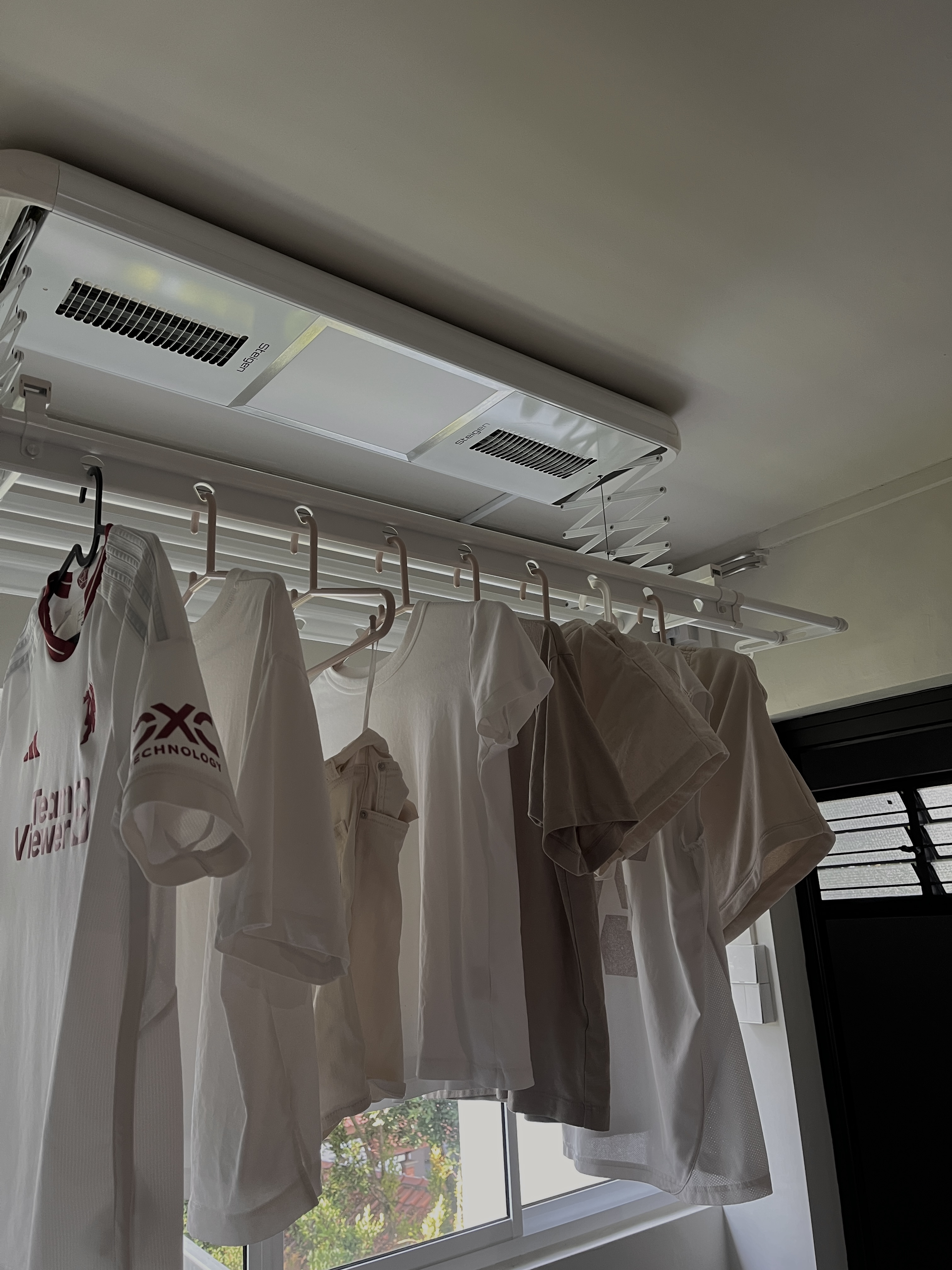Service Yard: seamless extension of the kitchen - White sports jerseys, beige t-shirts, indoor sports wardrobe, hanging