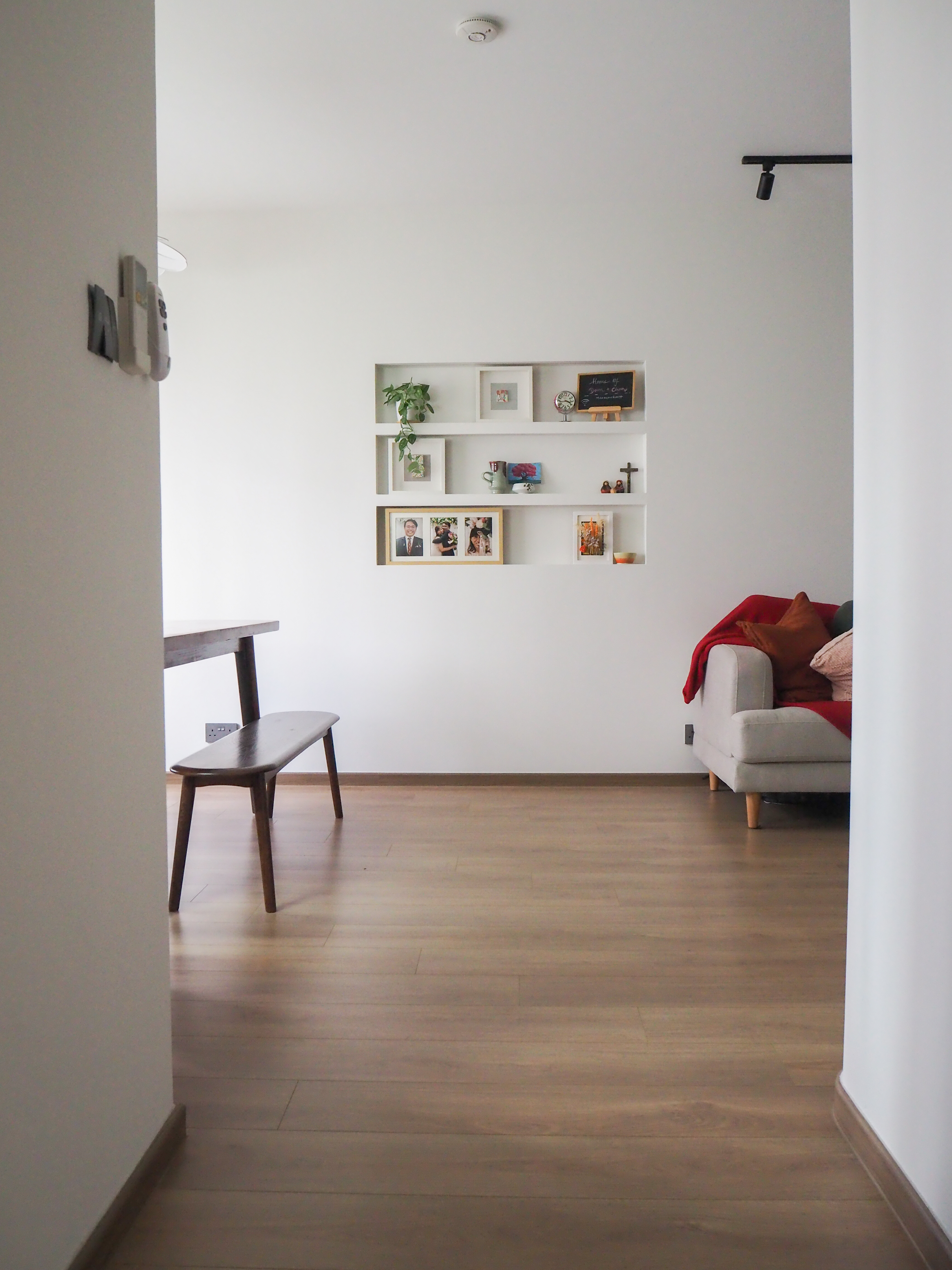 Our living room with no built-in carpentry  - White minimalist living room, modern furniture, wooden floor, cozy seating