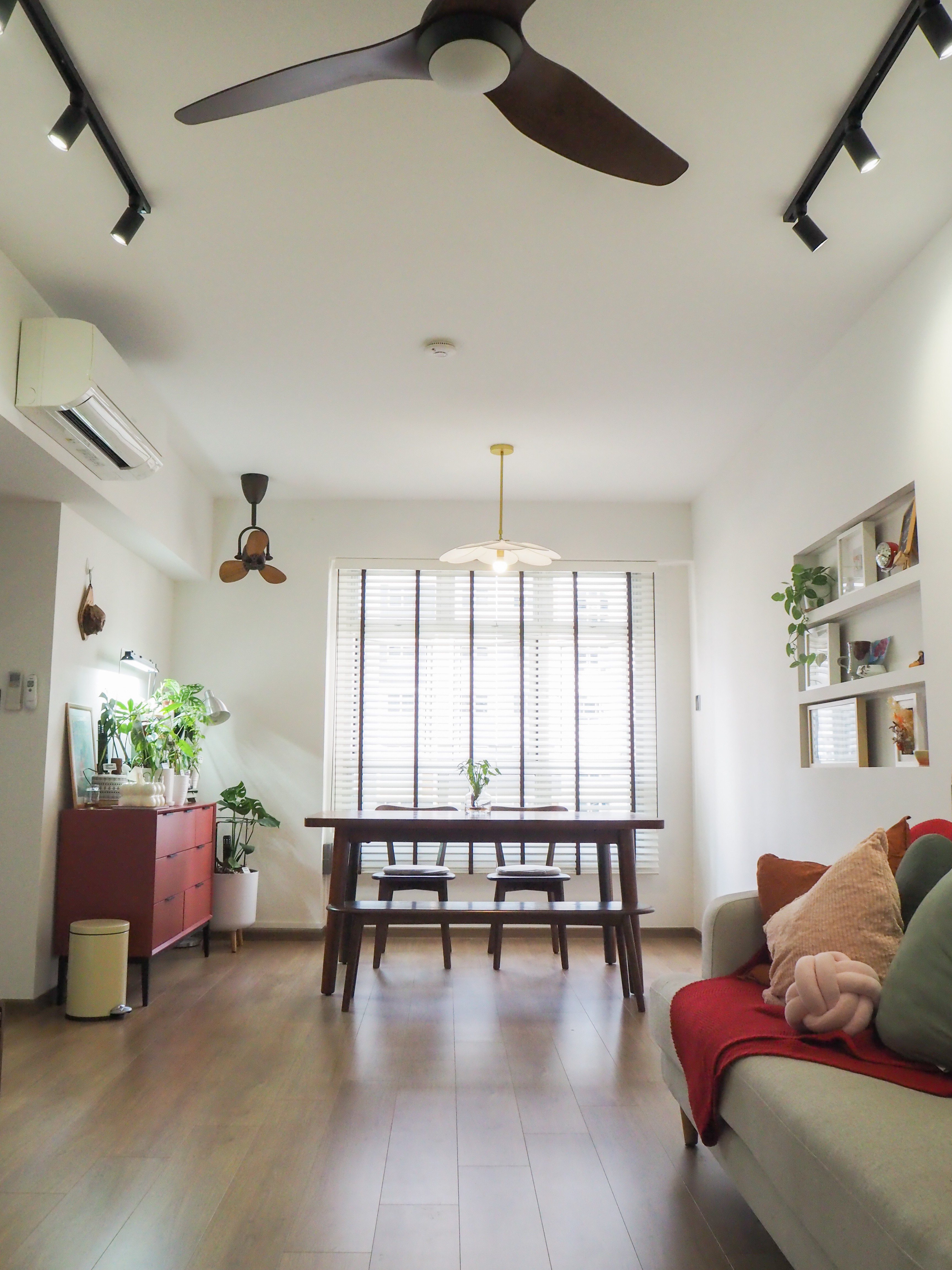 Our living room with no built-in carpentry  - Modern living room with ceiling fan, recessed lighting, air conditioning unit