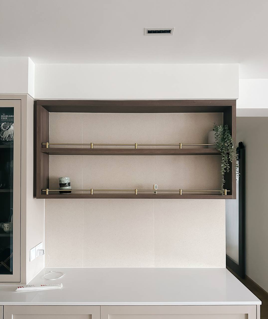3 ID Green Flags 💚🍏 - Shelf with minimalist design, built-in shelving unit, light beige wall tiles, modern aesthetic