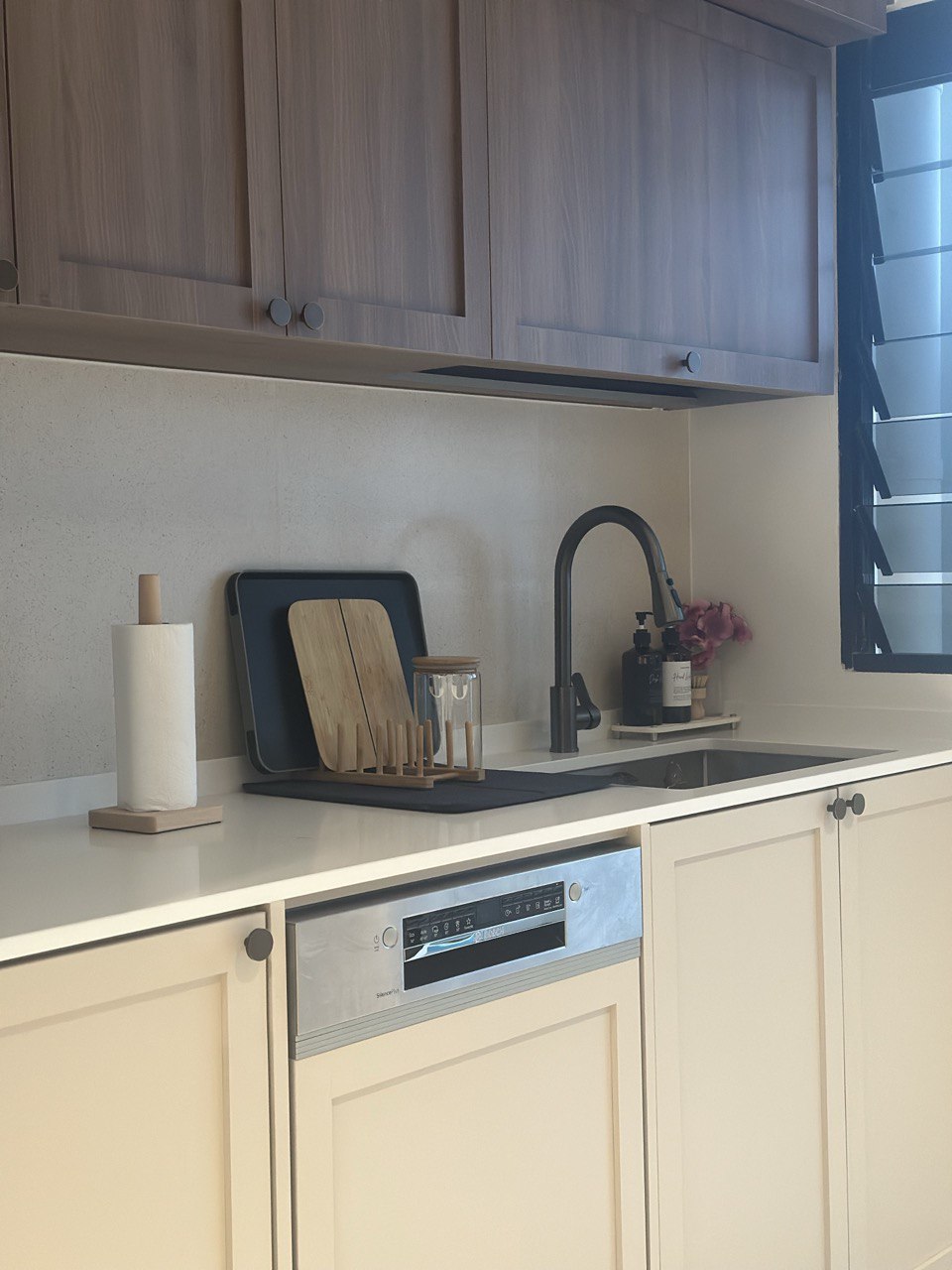 3 ID Green Flags 💚🍏 - Wooden cabinets, modern kitchen, white countertop, stainless steel appliances, minimalist design