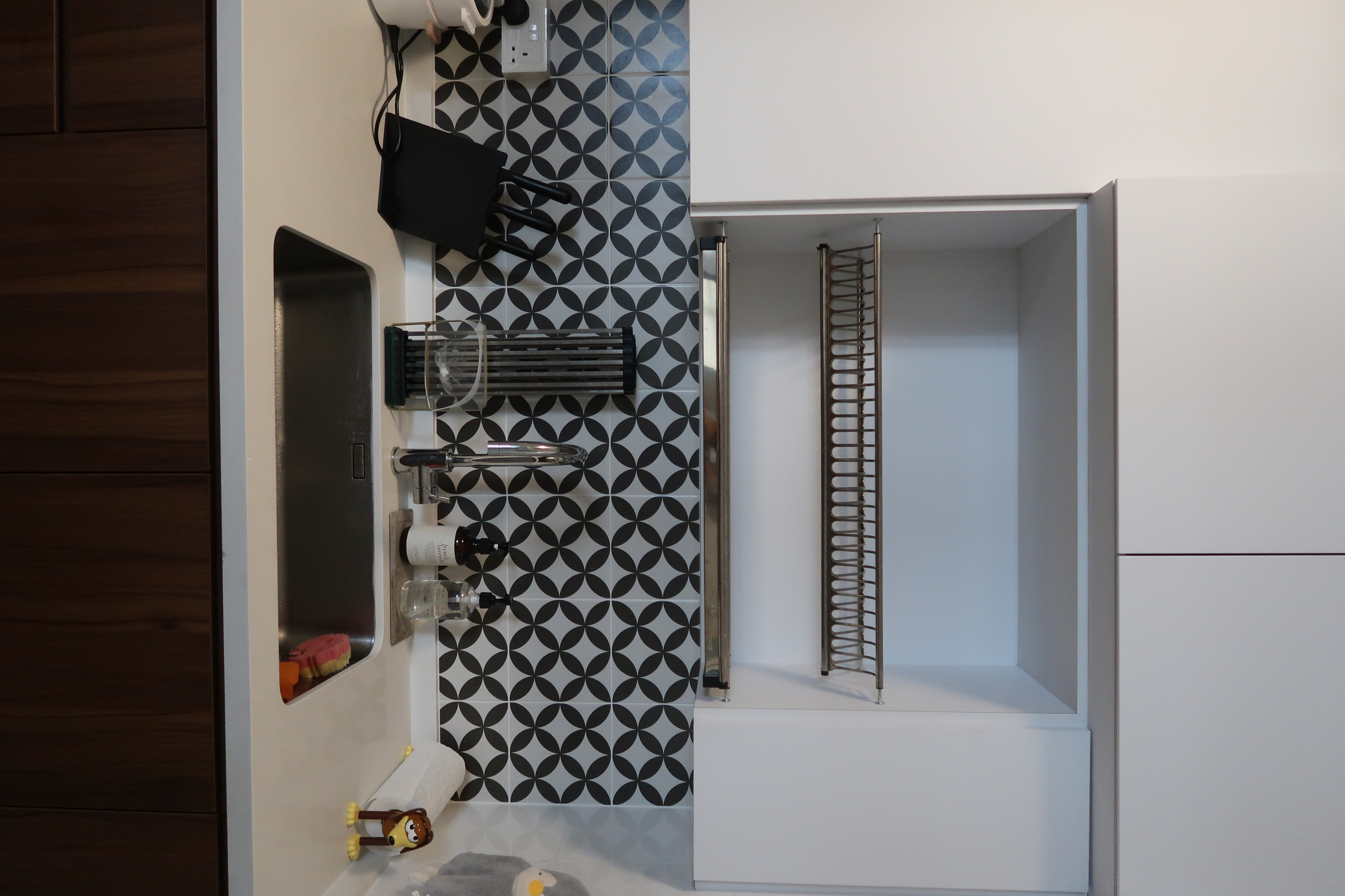 Our open concept kitchen with an island as centrepiece :) - Patterned tiles, modern design, bathroom fixtures, white