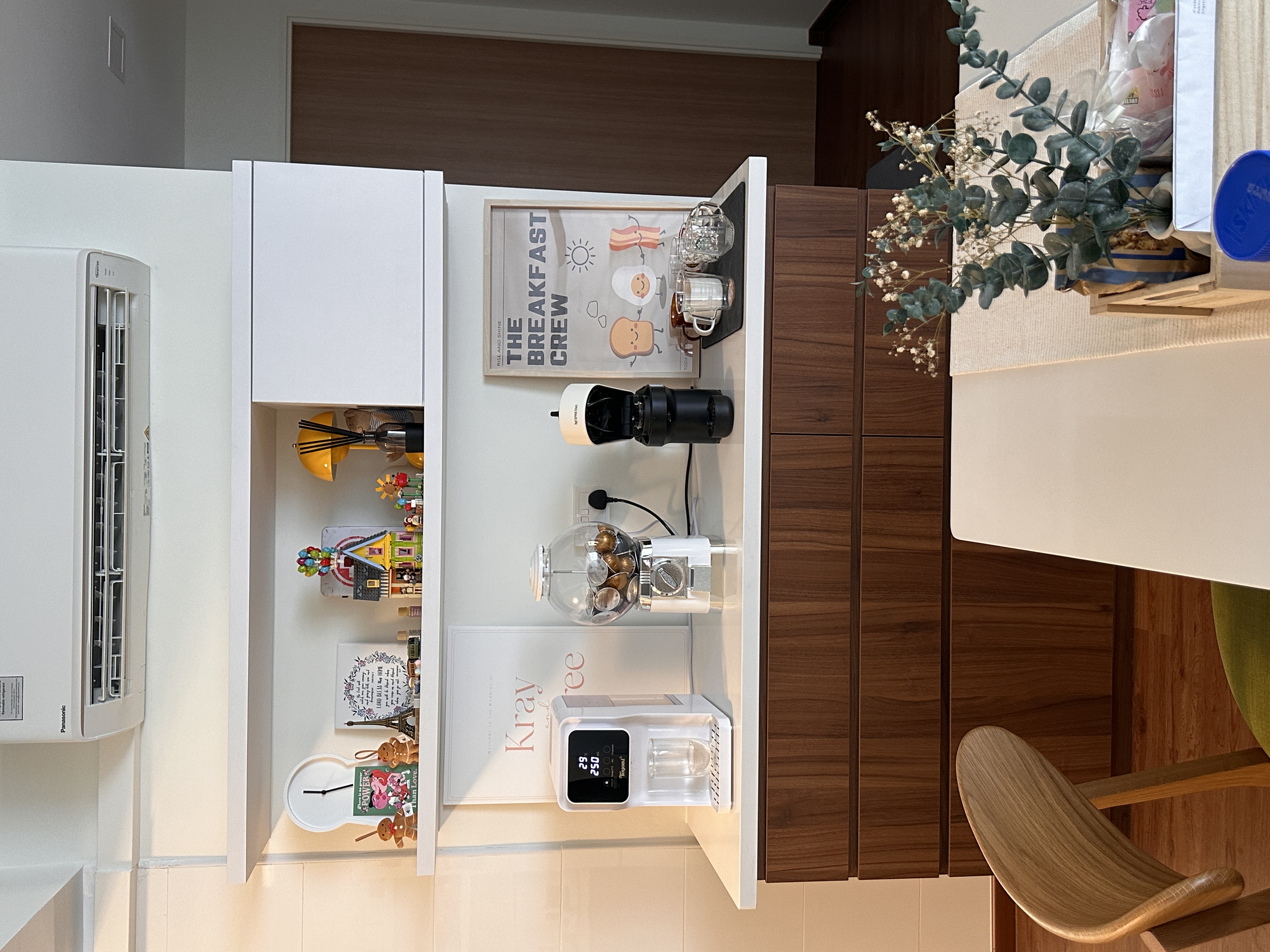 Dining-space:-Built-in-island-coupled-with-a-dry-pantry-