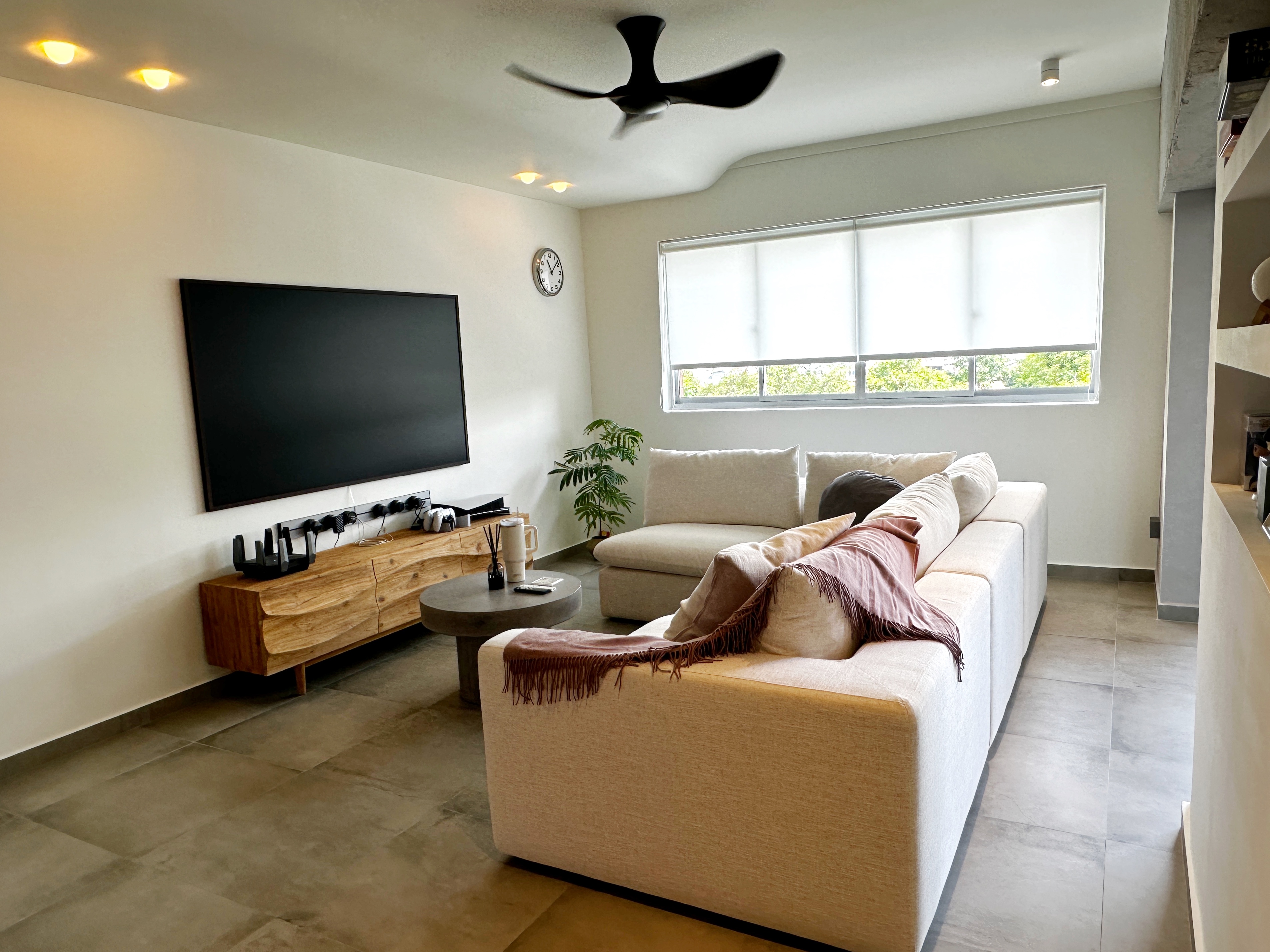 Mini Garden  - Modern living room, minimalist design, large flat-screen TV, cozy seating area, beige sofa, decorative