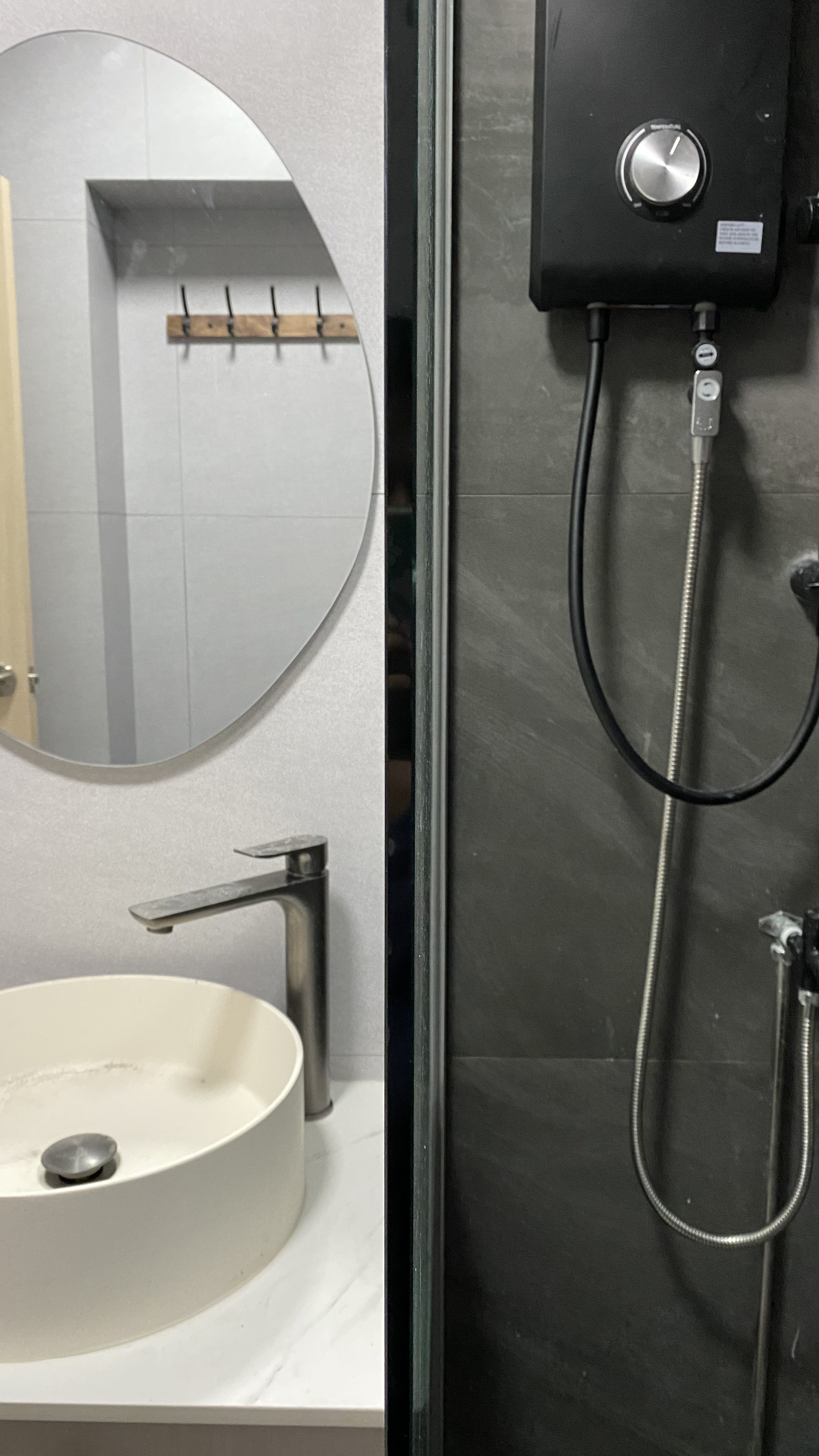 The tofus' bathrooms with hidden surprises 🕳️ - Round mirror, modern sink, white basin, sleek faucet, black control panel