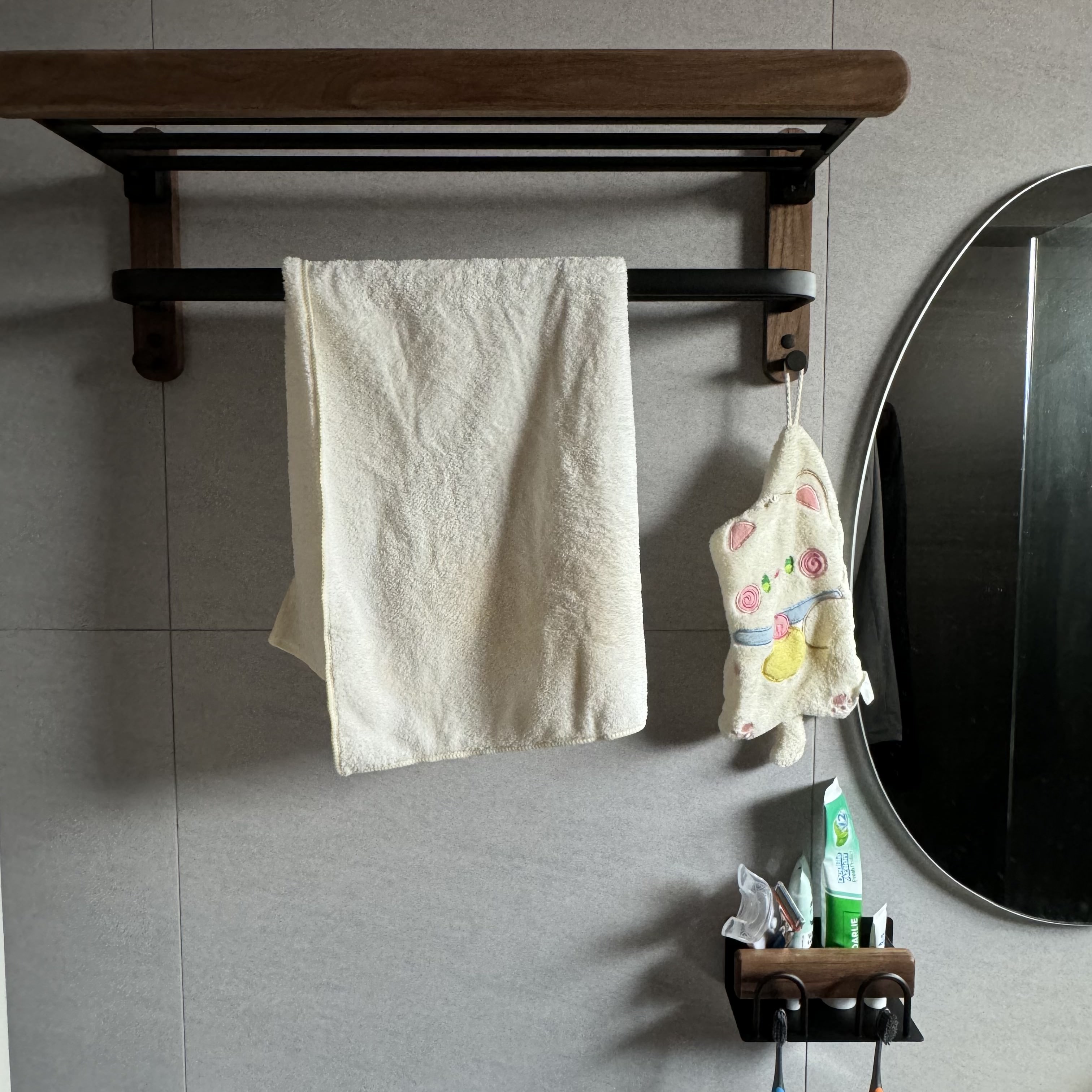 The tofus' bathrooms with hidden surprises 🕳️ - White bath towel, wooden rack, beige towel, hanging towel, bathroom wall