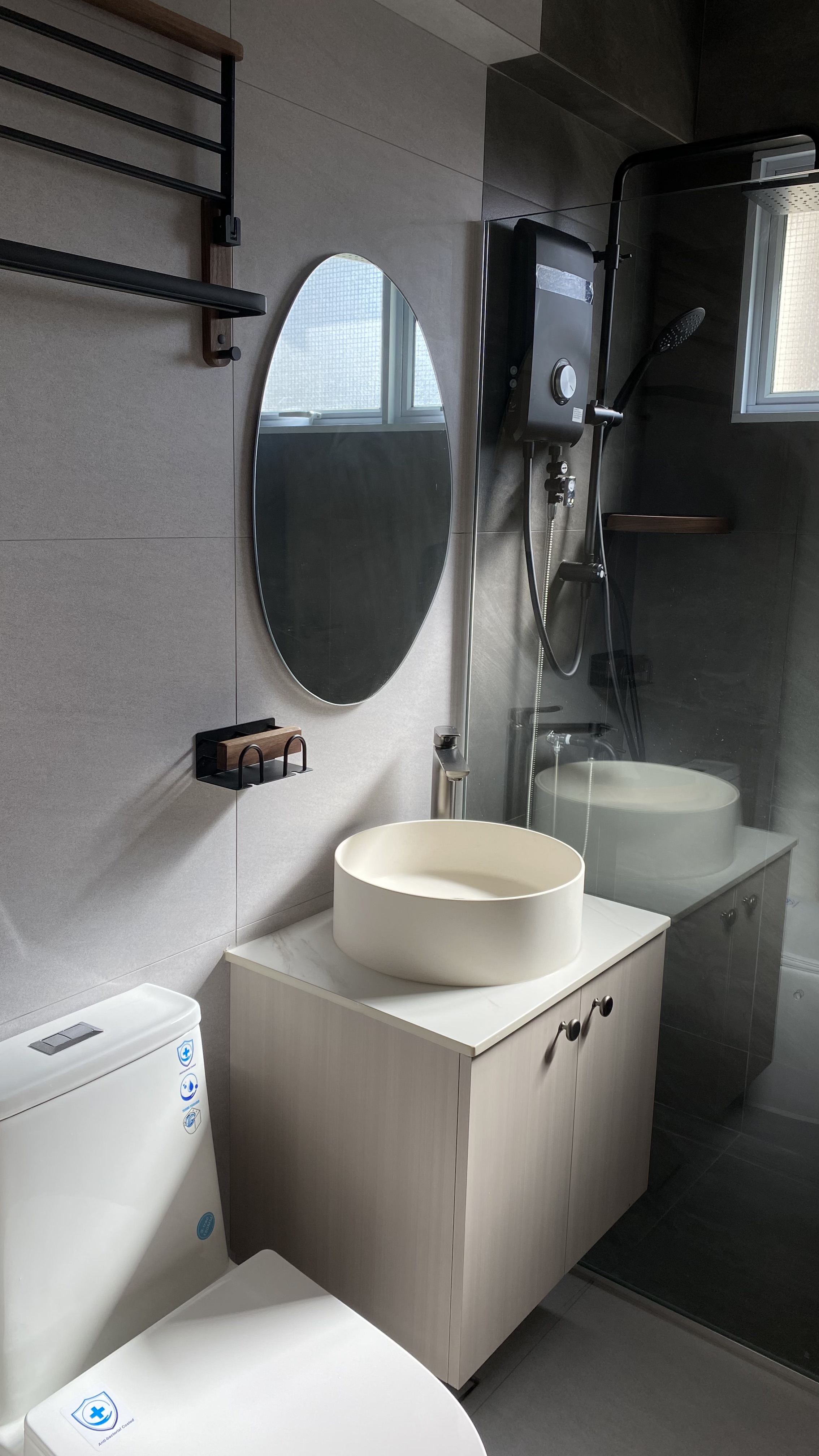 The-tofus'-bathrooms-with-hidden-surprises-🕳️