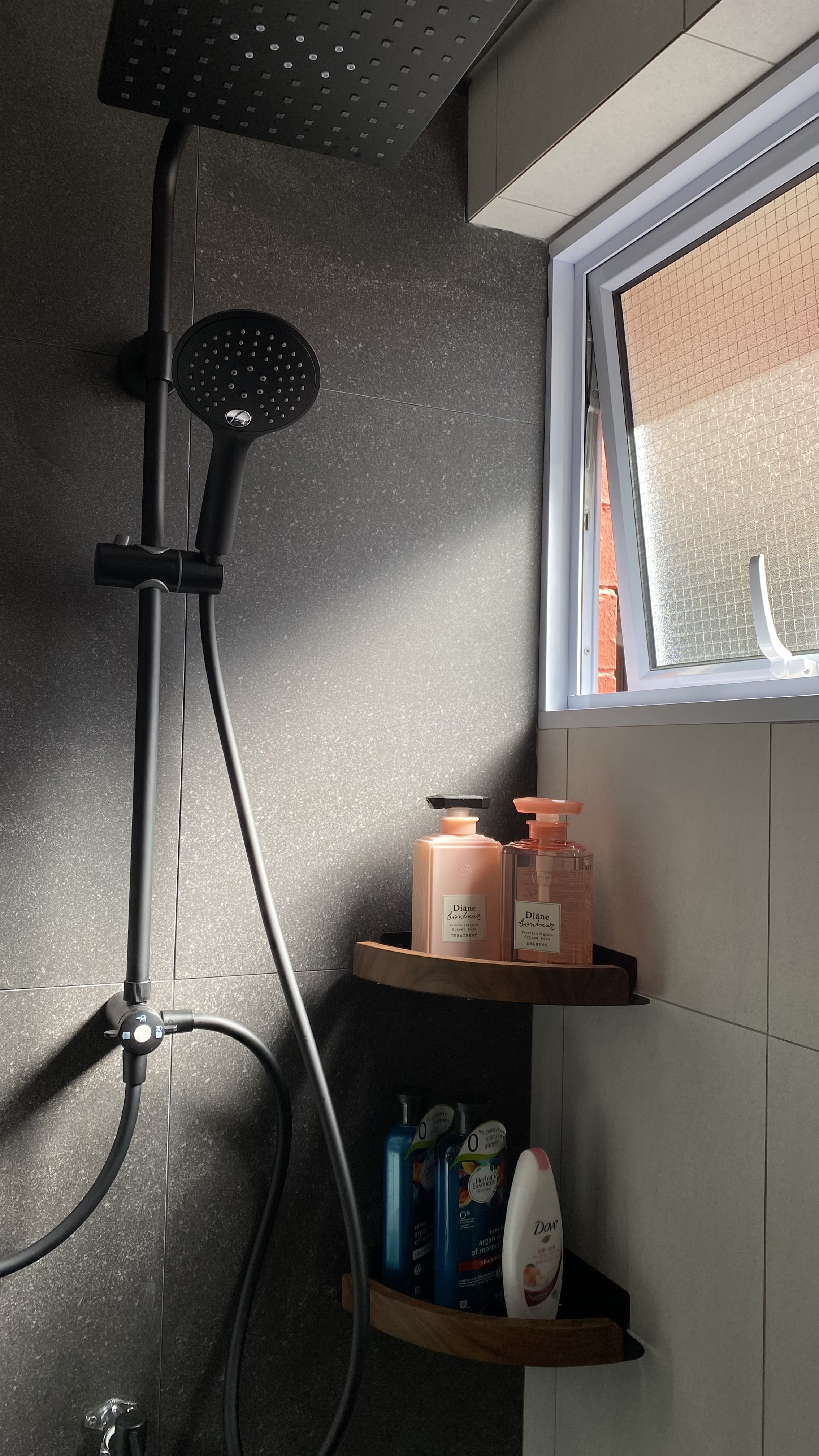 The tofus' bathrooms with hidden surprises 🕳️ - shower head, black shower head, black shower hose, shower curtain rod