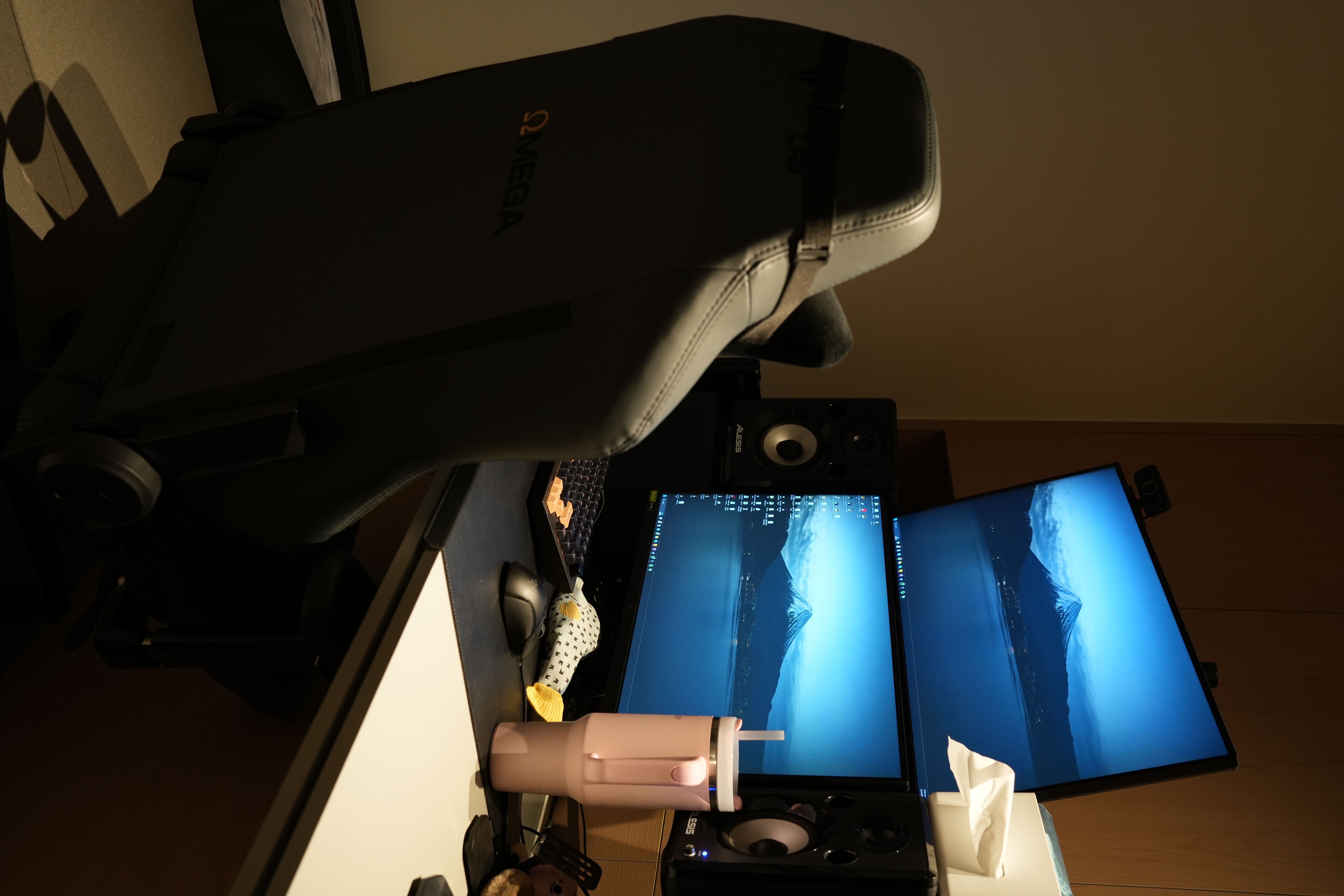 An Essential Study in 4m² - Desk setup, gaming chair, dual monitors, blue screen, desktop environment, workspace, computer