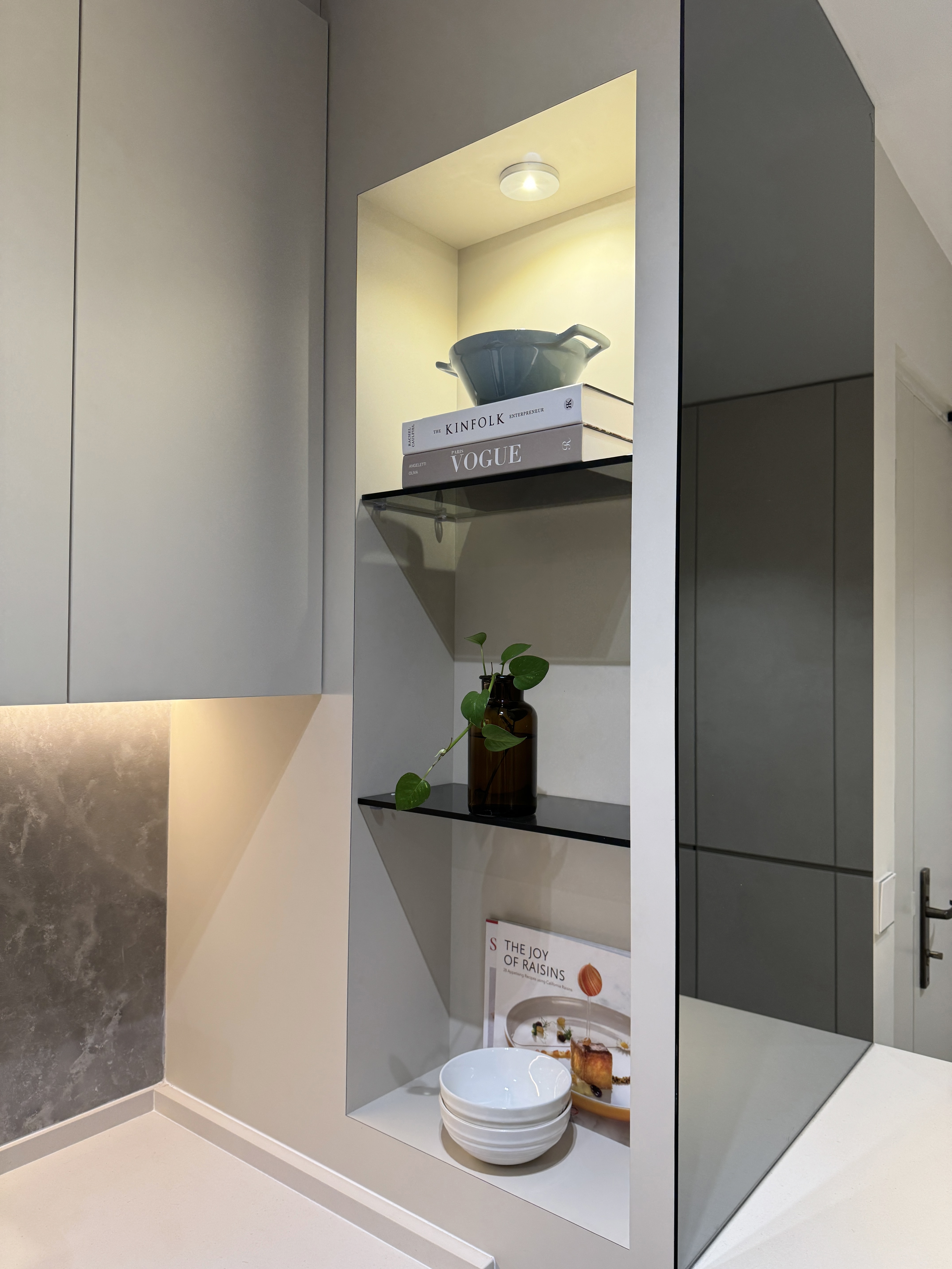 Crafting a Functional Kitchen: Tips for Functional and Stylish Spaces - modern kitchen shelf, minimalist decor, sleek