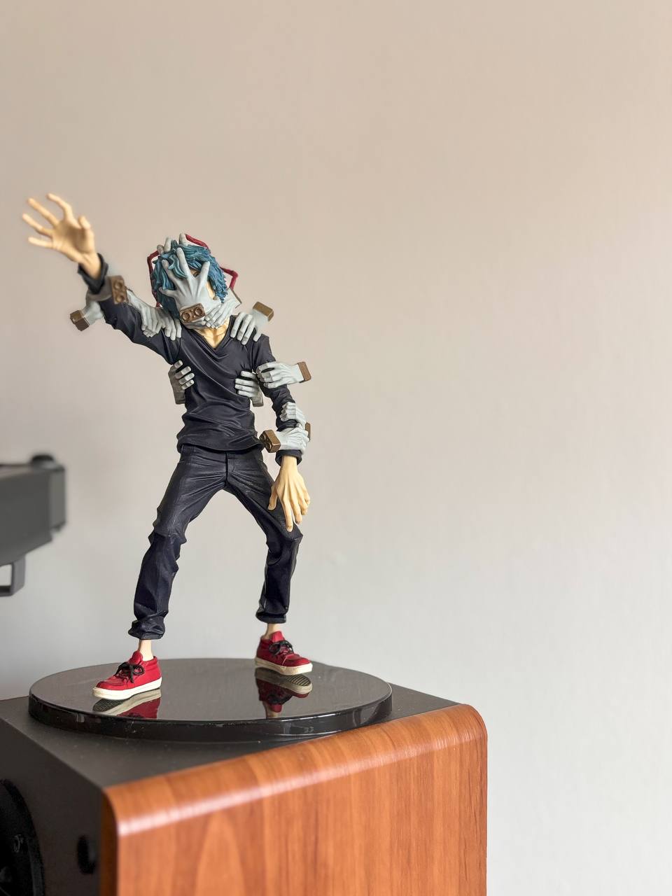 $1k vs $10 Study Room - Dynamic pose with raised arms, showcasing intricate details of the figure., Detailed costume