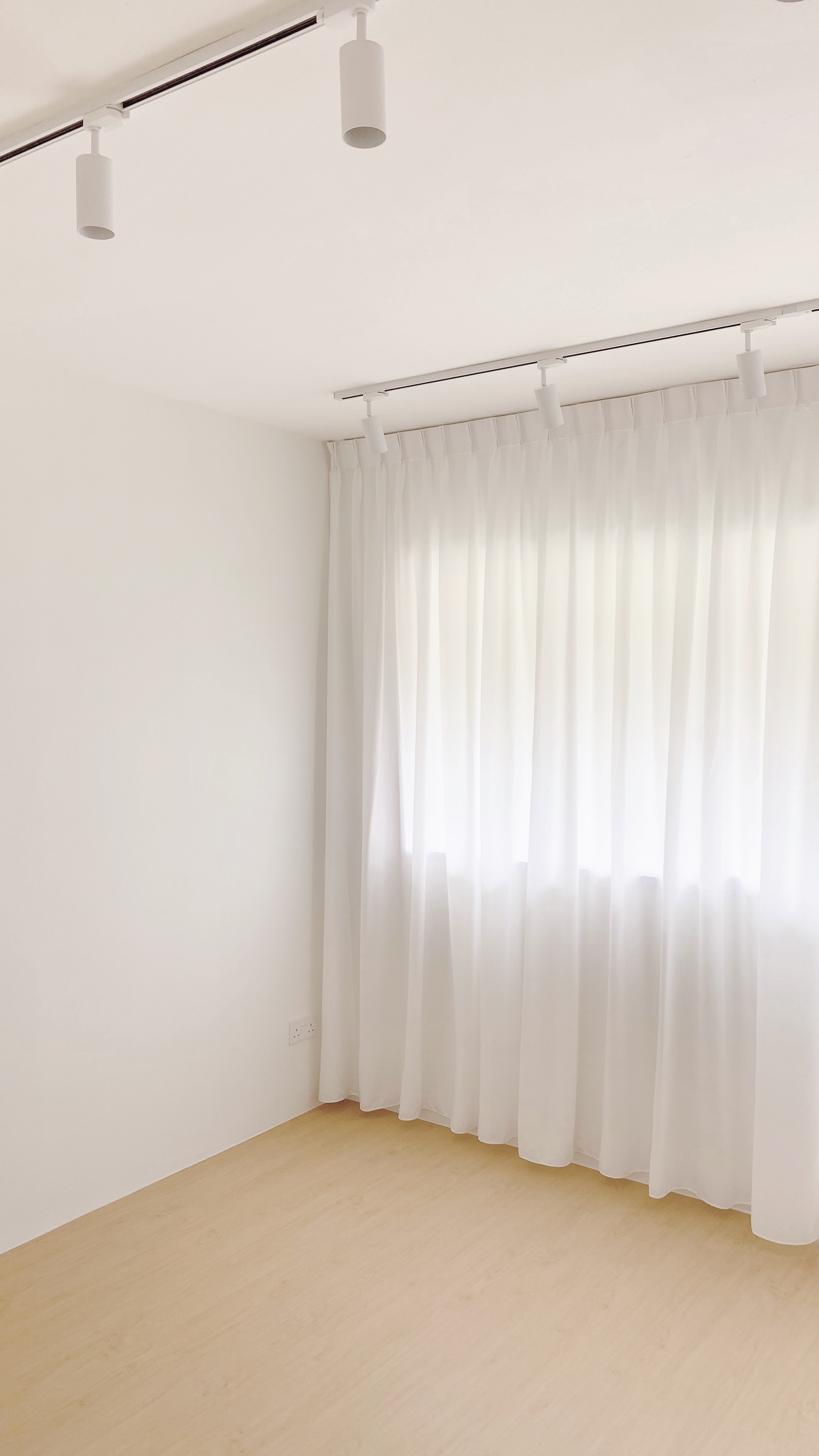 From taukwa to taupok in the GYM ROOM 🏋️ - White ceiling lights, minimalist design, soft lighting, natural light, white