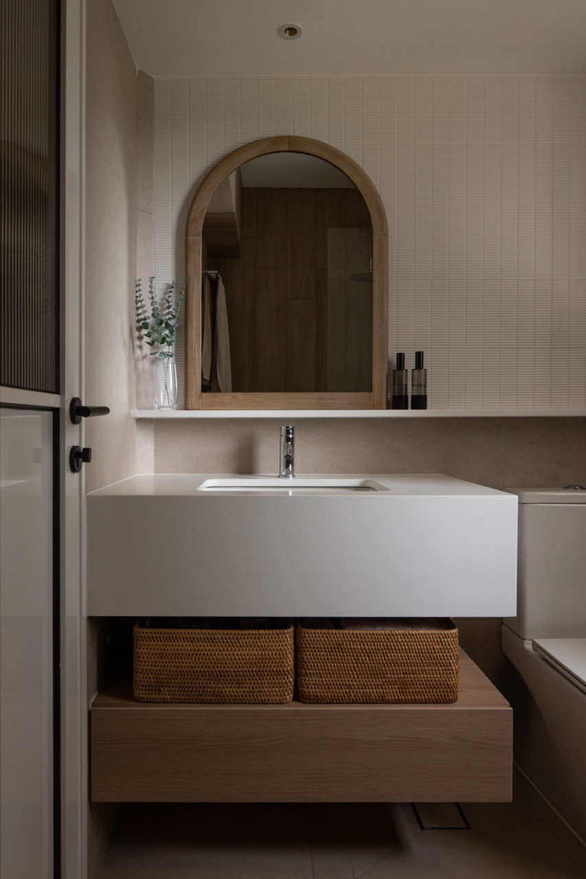 Bathroom: Creating textures through tiles - Bathroom vanity with integrated sink, white countertop, wooden shelf, modern